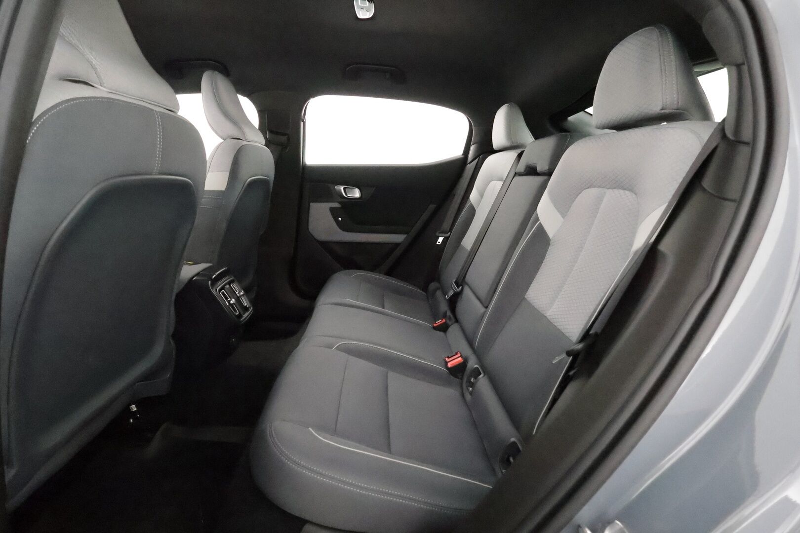 POLESTAR 2 2022 Long Range Single Motor, 78kWh - 3,99 % KORKOTARJOUS TÄHÄN AUTOON - 31.5. ASTI! - Vetokoukku / Pilot / Pixel LED / 360-Kamera / Adapt.Vakkari / Google Maps / Kahdet renkaat aluvantein / Akku kuntotarkistettu!