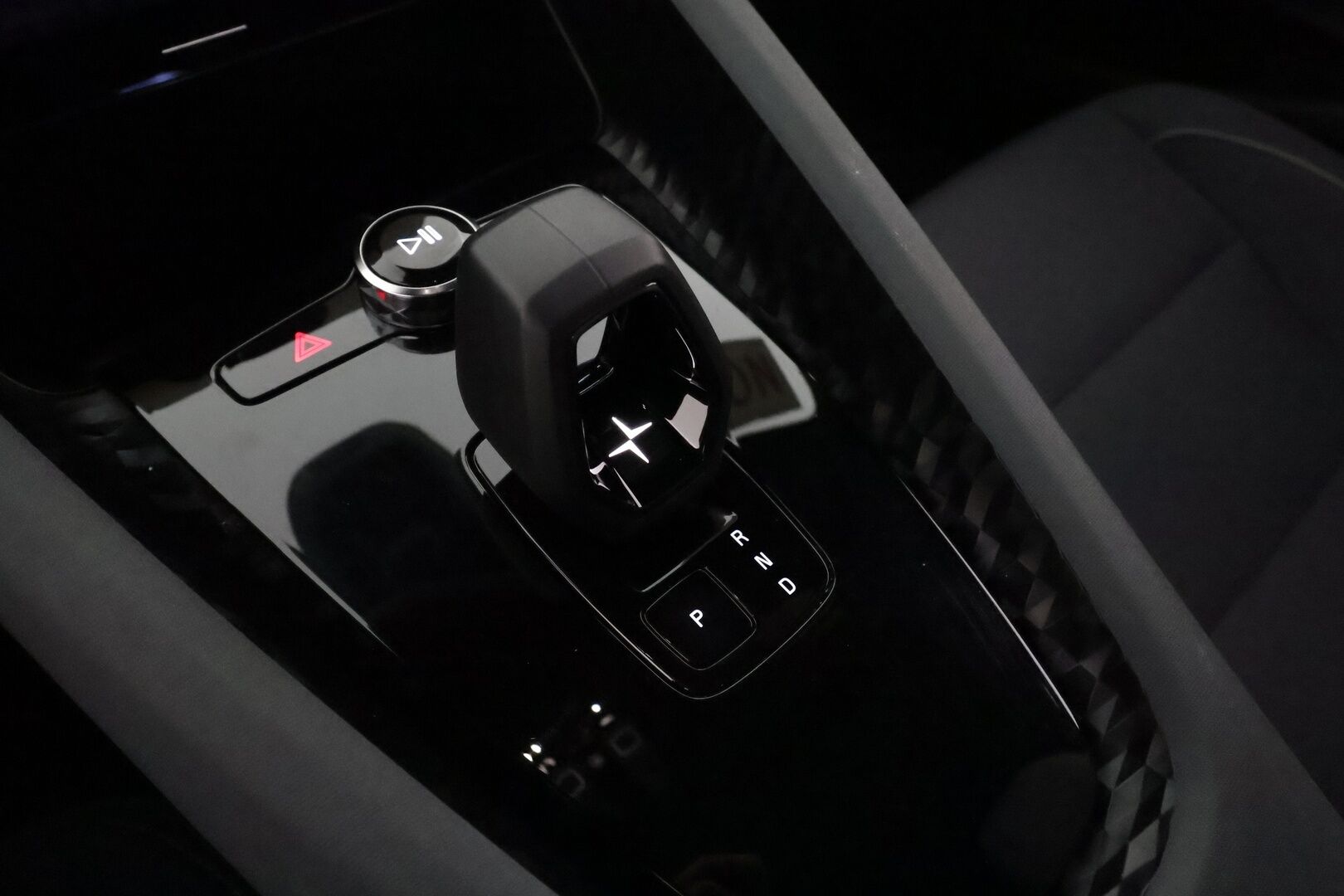 POLESTAR 2 2022 Long Range Single Motor, 78kWh - 3,99 % KORKOTARJOUS TÄHÄN AUTOON - 31.5. ASTI! - Vetokoukku / Pilot / Pixel LED / 360-Kamera / Adapt.Vakkari / Google Maps / Kahdet renkaat aluvantein / Akku kuntotarkistettu!