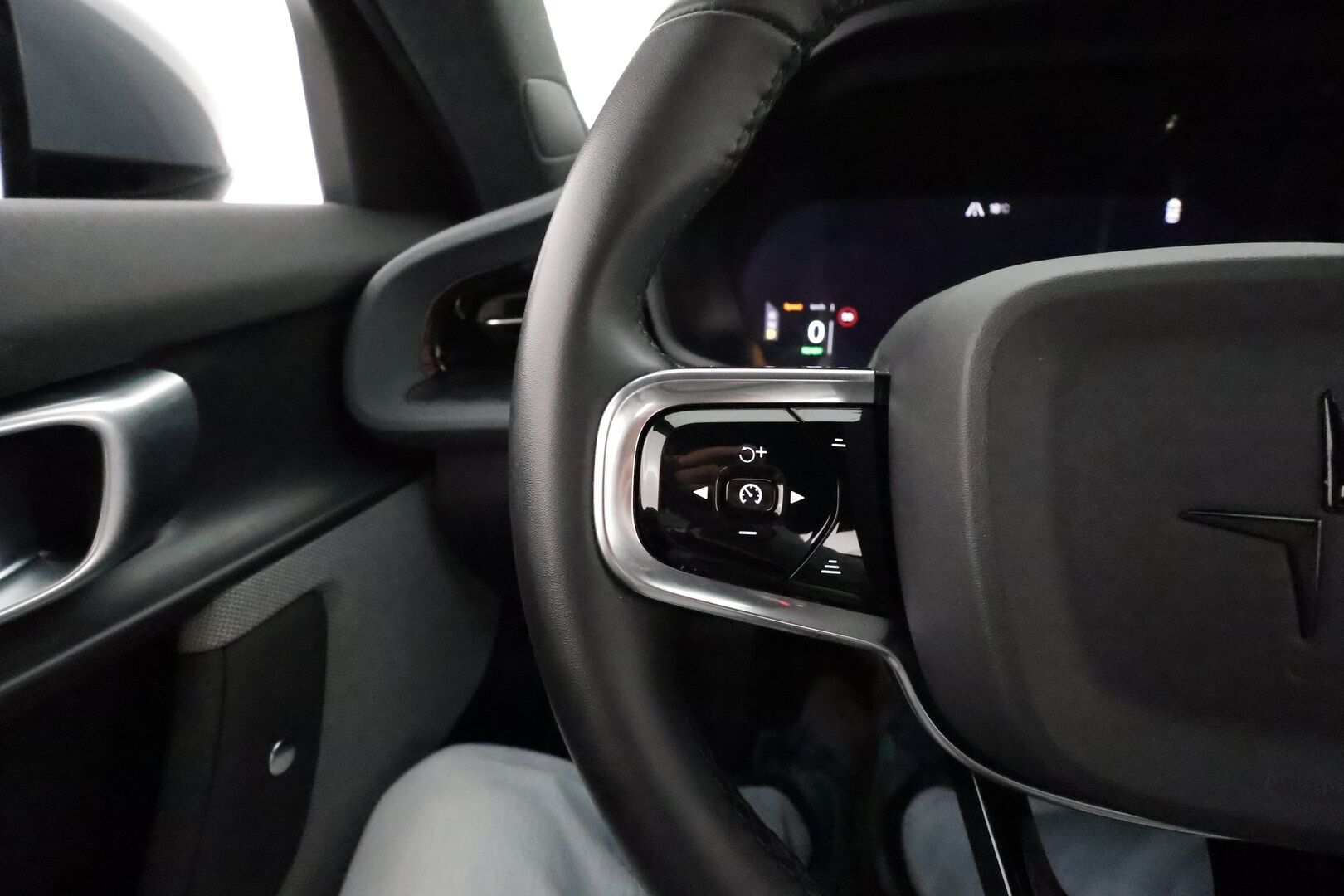 POLESTAR 2 2022 Long Range Single Motor, 78kWh - 3,99 % KORKOTARJOUS TÄHÄN AUTOON - 31.5. ASTI! - Vetokoukku / Pilot / Pixel LED / 360-Kamera / Adapt.Vakkari / Google Maps / Kahdet renkaat aluvantein / Akku kuntotarkistettu!