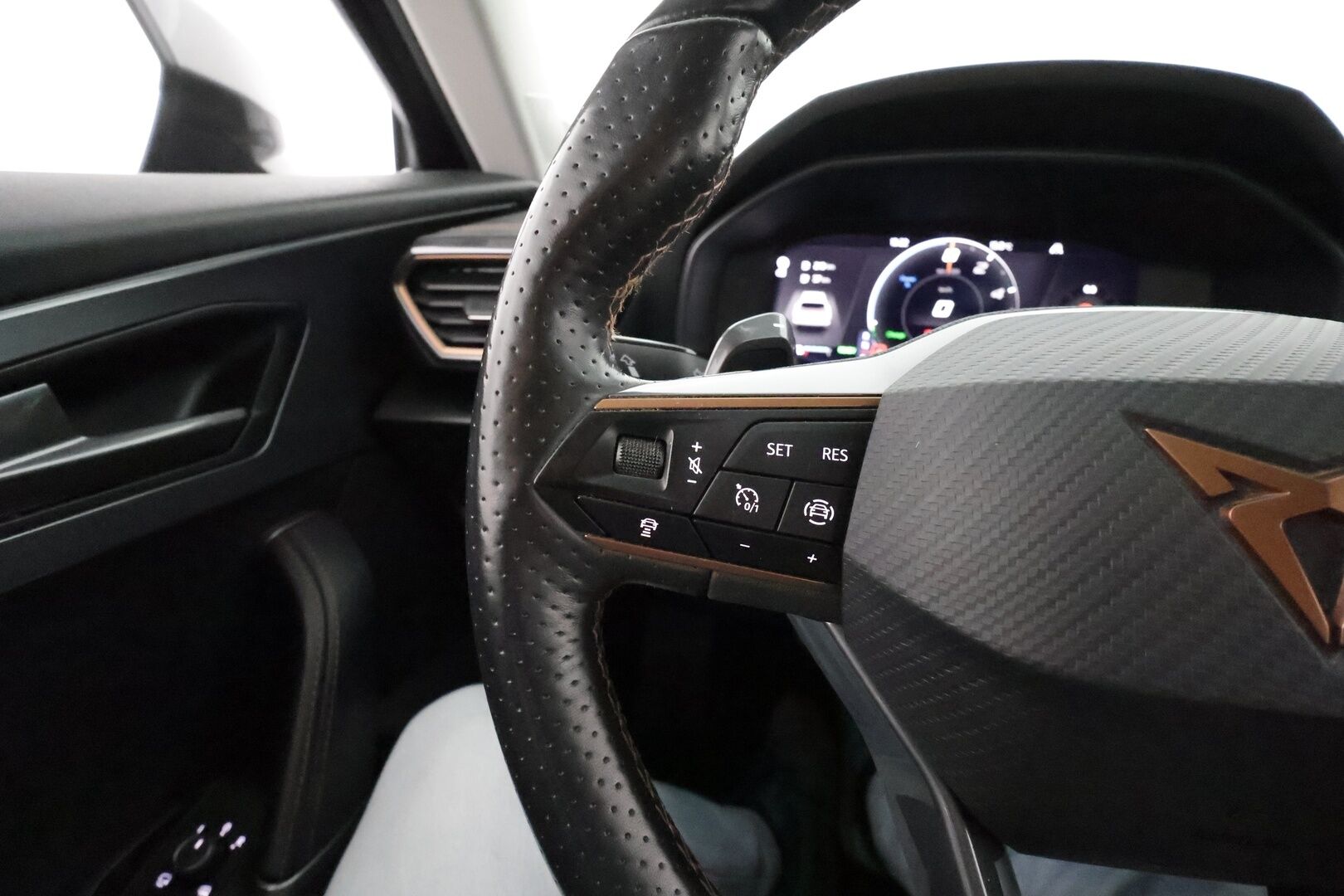 CUPRA FORMENTOR 2022 1.4 PHEV 150 kW e-HYBRID DSG - Adapt.Vakkari / Digimittari / Peruutuskamera / Vetokoukku / Merkkihuollot / KeylessGo / Apple&Android!