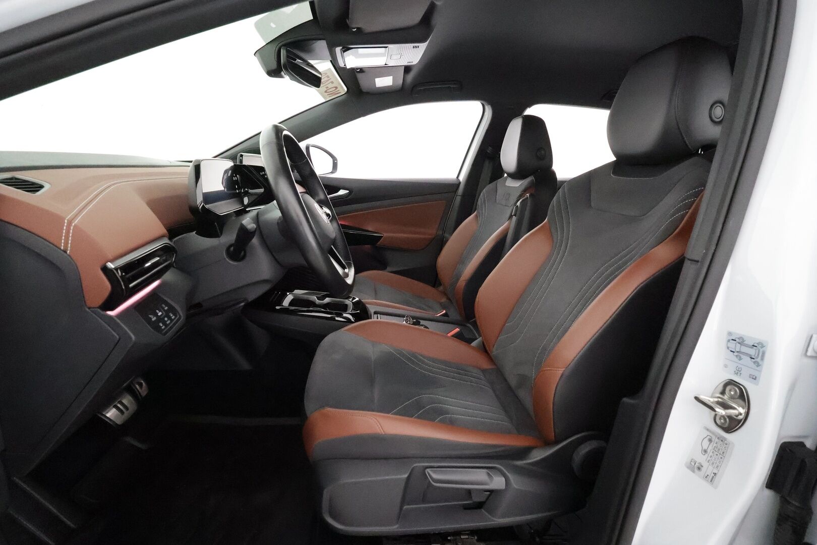 VOLKSWAGEN ID.4 2021 Pro Performance 150 kW, akku 77 kWh **Lämpöpumppu / Matrix LED / Adapt.Vakkari / Peruutuskamera / Vetokoukku** - Akku kuntotarkistettu! / Nahka-Alcantara / Navi / Huippuvarusteet!