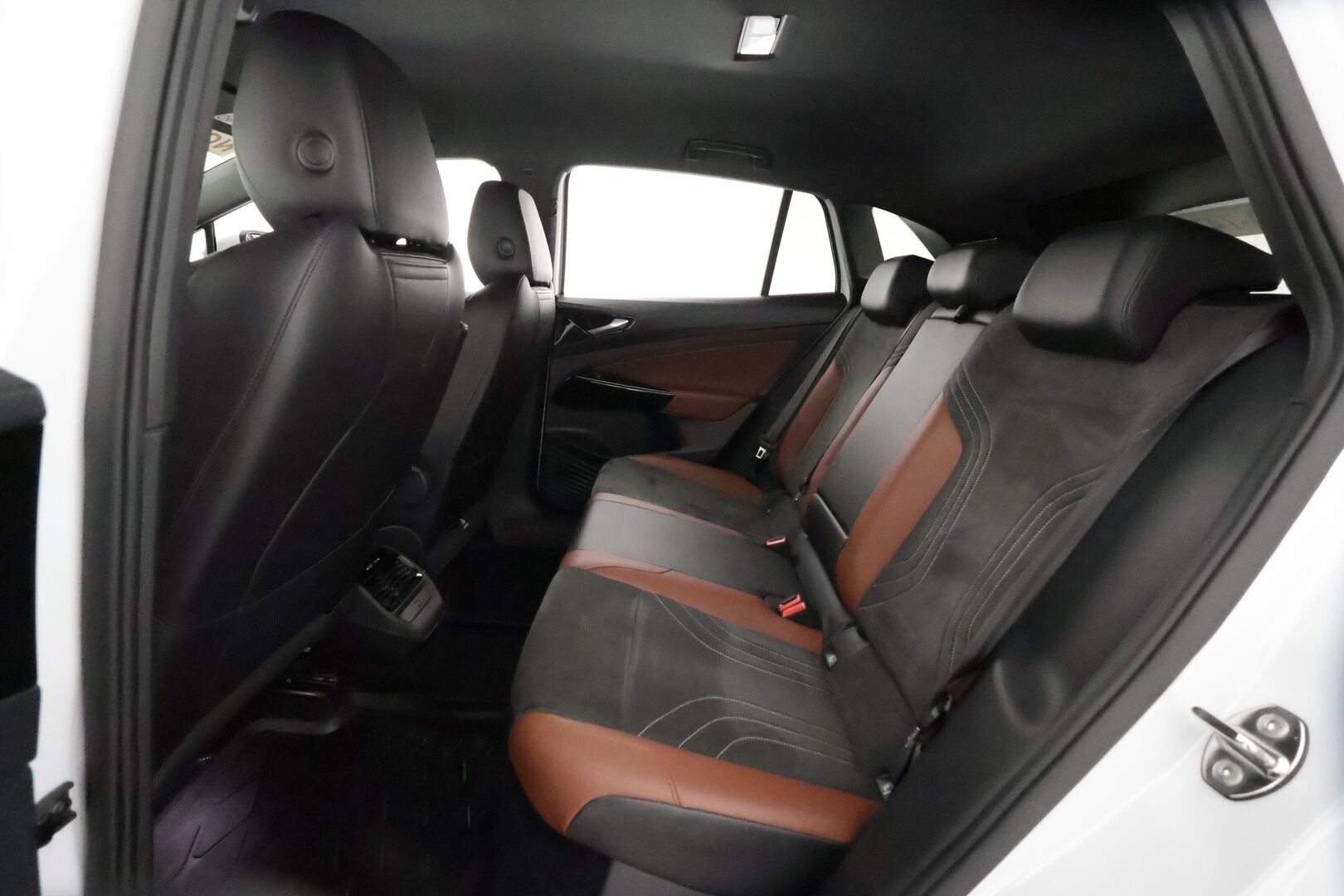 VOLKSWAGEN ID.4 2021 Pro Performance 150 kW, akku 77 kWh *Lämpöpumppu / Matrix LED / Adapt.Vakkari / Peruutuskamera / Vetokoukku * - Akku kuntotarkistettu! / Nahka-Alcantara / Navi / Huippuvarusteet!