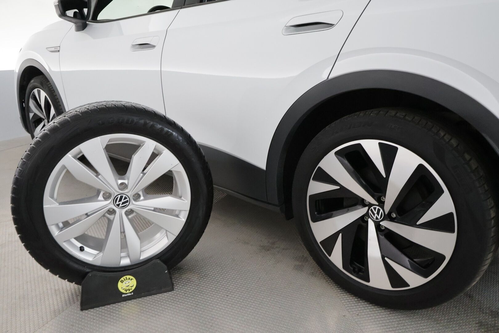 VOLKSWAGEN ID.4 2021 Pro Performance 150 kW, akku 77 kWh **Lämpöpumppu / Matrix LED / Adapt.Vakkari / Peruutuskamera / Vetokoukku** - Akku kuntotarkistettu! / Nahka-Alcantara / Navi / Huippuvarusteet!
