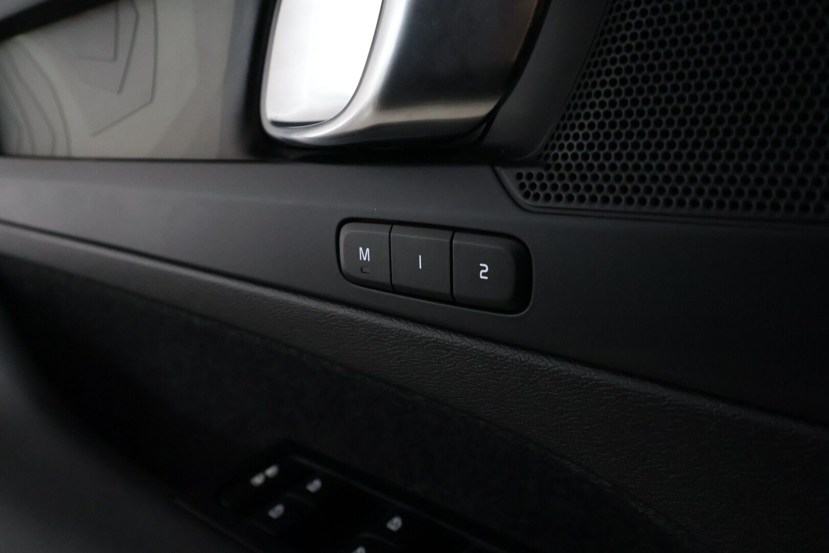 Volvo C40 2023 Recharge Single Plus aut - 3,99 % KORKOTARJOUS TÄHÄN AUTOON - 31.5. ASTI! - Lämpöpumppu / Adapt.Vakkari / Lasikatto / Peruutuskamera / Vetokoukku / Nahka-Alcantara / Adapt.LED / Merkkihuollot / Akku tarkastettu!