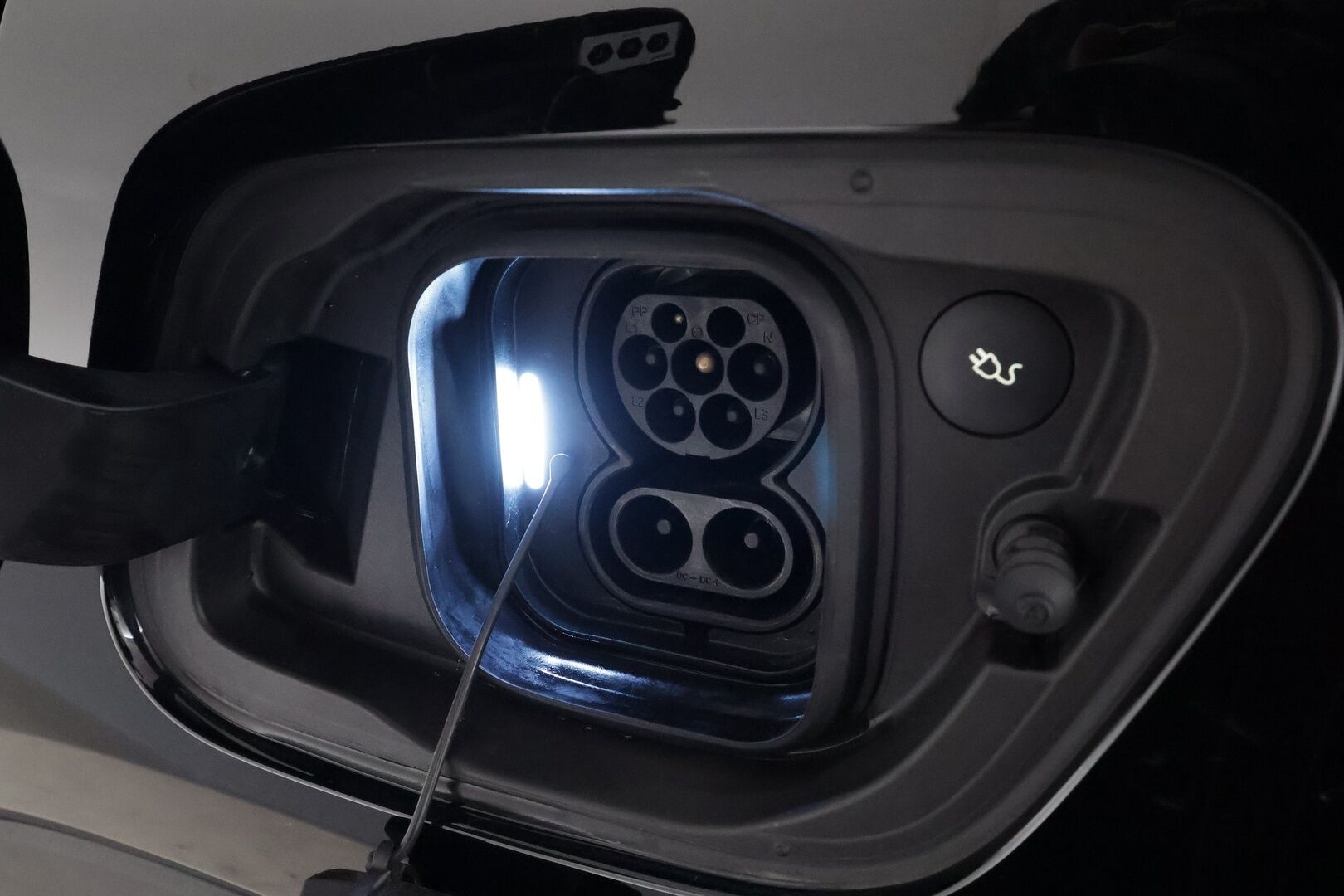 Volvo C40 2023 Recharge Single Plus aut - 3,99 % KORKOTARJOUS TÄHÄN AUTOON - 31.5. ASTI! - Lämpöpumppu / Adapt.Vakkari / Lasikatto / Peruutuskamera / Vetokoukku / Nahka-Alcantara / Adapt.LED / Merkkihuollot / Akku tarkastettu!