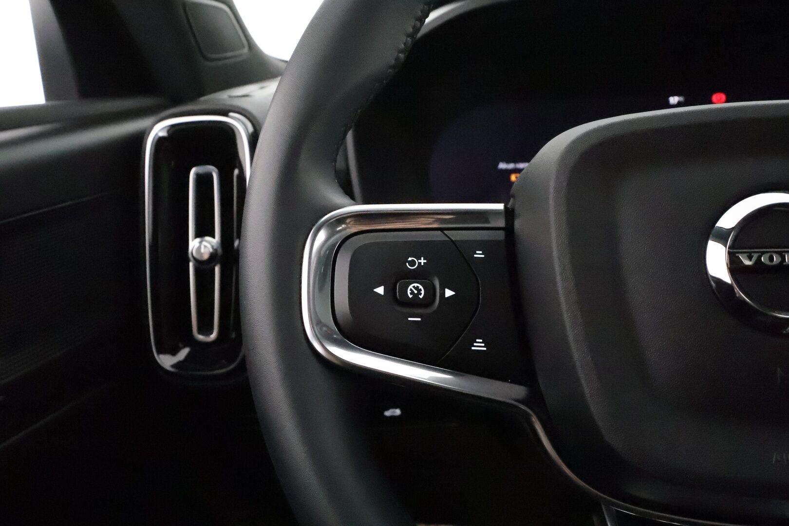 Volvo C40 2023 Recharge Single Plus aut - 3,99 % KORKOTARJOUS TÄHÄN AUTOON - 31.5. ASTI! - Lämpöpumppu / Adapt.Vakkari / Lasikatto / Peruutuskamera / Vetokoukku / Nahka-Alcantara / Adapt.LED / Merkkihuollot / Akku tarkastettu!