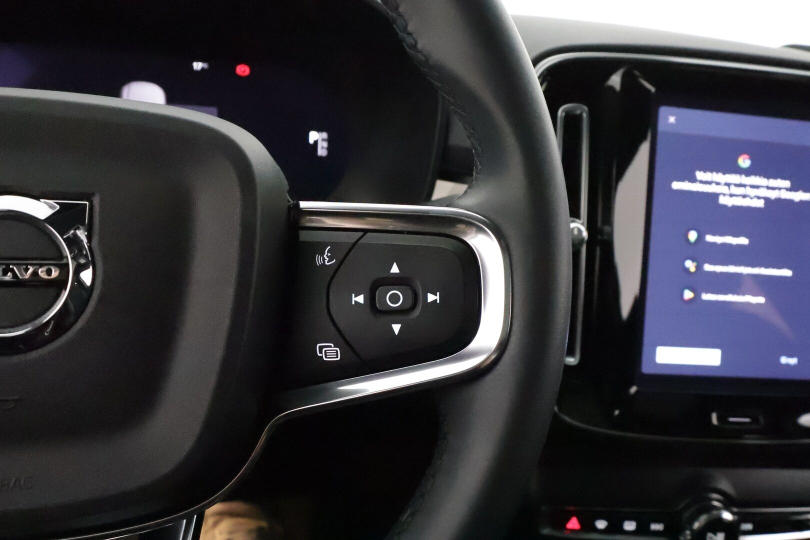 Volvo C40 2023 Recharge Single Plus aut - 3,99 % KORKOTARJOUS TÄHÄN AUTOON - 31.5. ASTI! - Lämpöpumppu / Adapt.Vakkari / Lasikatto / Peruutuskamera / Vetokoukku / Nahka-Alcantara / Adapt.LED / Merkkihuollot / Akku tarkastettu!