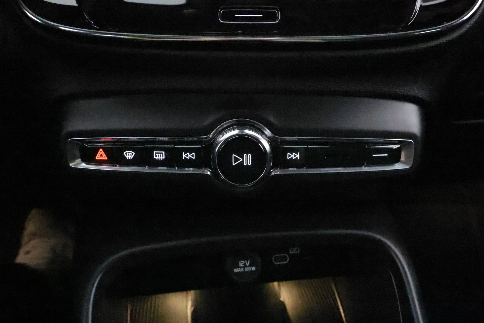 Volvo C40 2023 Recharge Single Plus aut - 3,99 % KORKOTARJOUS TÄHÄN AUTOON - 31.5. ASTI! - Lämpöpumppu / Adapt.Vakkari / Lasikatto / Peruutuskamera / Vetokoukku / Nahka-Alcantara / Adapt.LED / Merkkihuollot / Akku tarkastettu!