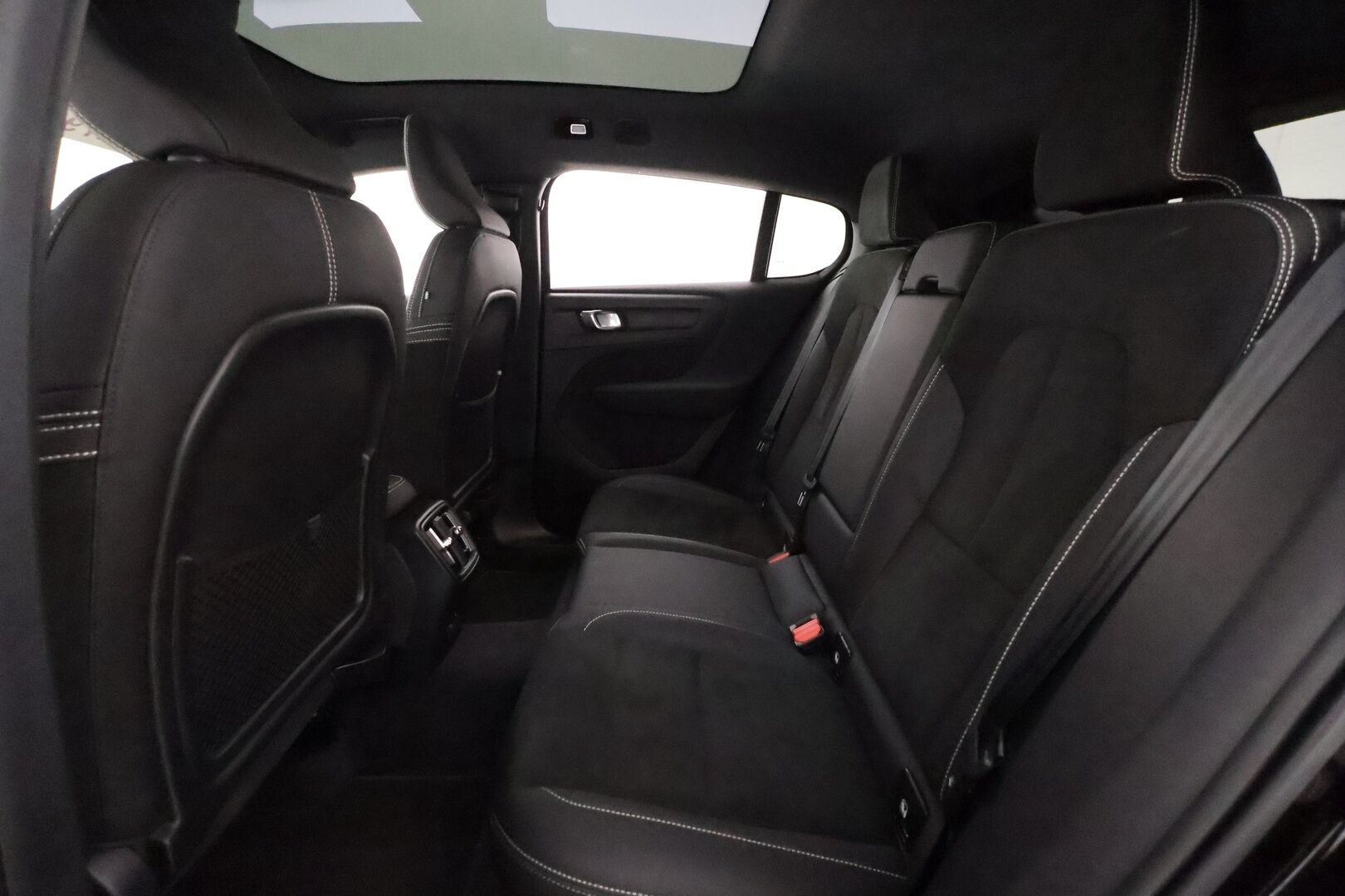 Volvo C40 2023 Recharge Single Plus aut - 3,99 % KORKOTARJOUS TÄHÄN AUTOON - 31.5. ASTI! - Lämpöpumppu / Adapt.Vakkari / Lasikatto / Peruutuskamera / Vetokoukku / Nahka-Alcantara / Adapt.LED / Merkkihuollot / Akku tarkastettu!