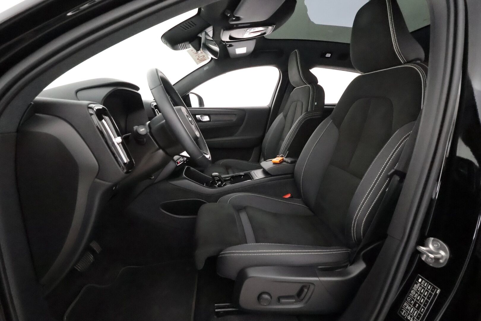 Volvo C40 2023 Recharge Single Plus aut - 3,99 % KORKOTARJOUS TÄHÄN AUTOON - 31.5. ASTI! - Lämpöpumppu / Adapt.Vakkari / Lasikatto / Peruutuskamera / Vetokoukku / Nahka-Alcantara / Adapt.LED / Merkkihuollot / Akku tarkastettu!