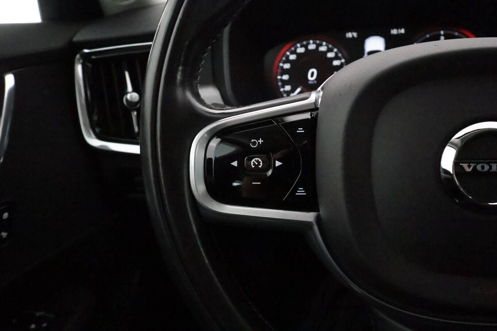 Volvo S90 2018 D4 AWD Geatronic Momentum Advanced **Webasto / Koukku / Full LED / Adapt.vakkari / Puolinahat** - 3,99 % KORKOTARJOUS TÄHÄN AUTOON - 31.5. ASTI! - Merkkihuollettu / Keyless / VOC