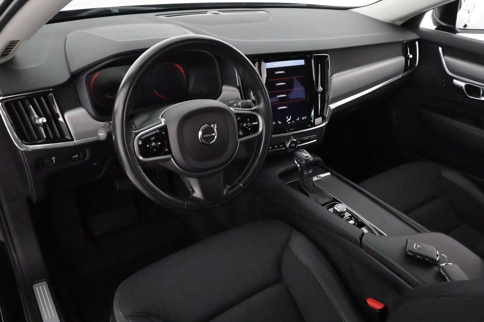 Volvo S90 2018 D4 AWD Geatronic Momentum Advanced **Webasto / Koukku / Full LED / Adapt.vakkari / Puolinahat** - 3,99 % KORKOTARJOUS TÄHÄN AUTOON - 31.5. ASTI! - Merkkihuollettu / Keyless / VOC