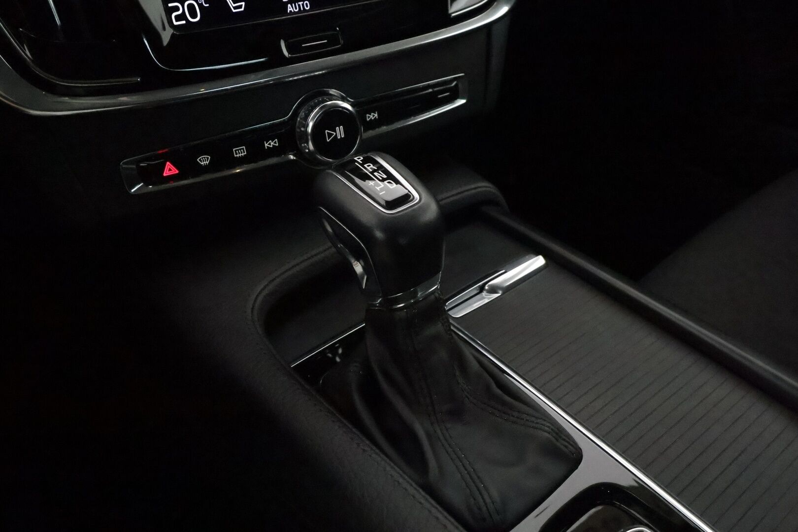 Volvo S90 2018 D4 AWD Geatronic Momentum Advanced **Webasto / Koukku / Full LED / Adapt.vakkari / Puolinahat** - 3,99 % KORKOTARJOUS TÄHÄN AUTOON - 31.5. ASTI! - Merkkihuollettu / Keyless / VOC