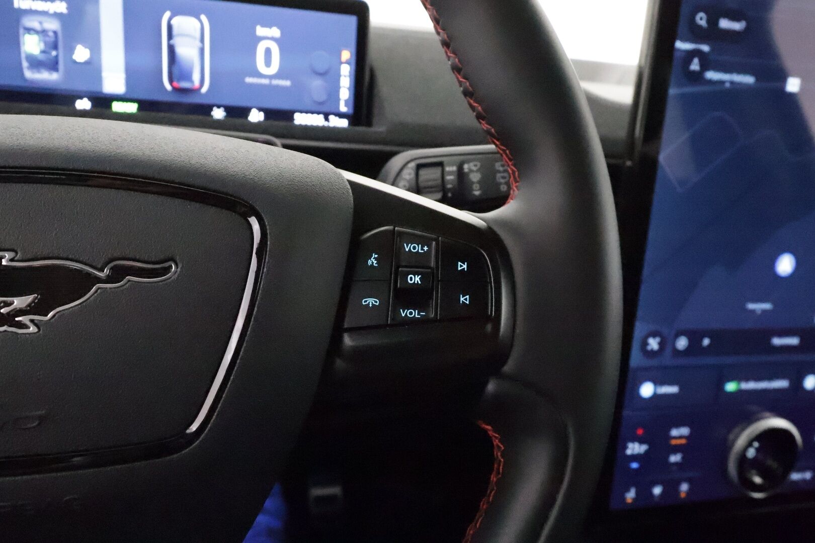 FORD MUSTANG MACH-E 2022 AWD ** Lasikatto / Adapt.Vakkari / 360° Kamera / LED-valot / Muistipenkki / Bang&Olufsen / Navi / Kaistavahti ** - 3,99 % KORKOTARJOUS TÄHÄN AUTOON - Merkkihuollettu / 2x Renkaat