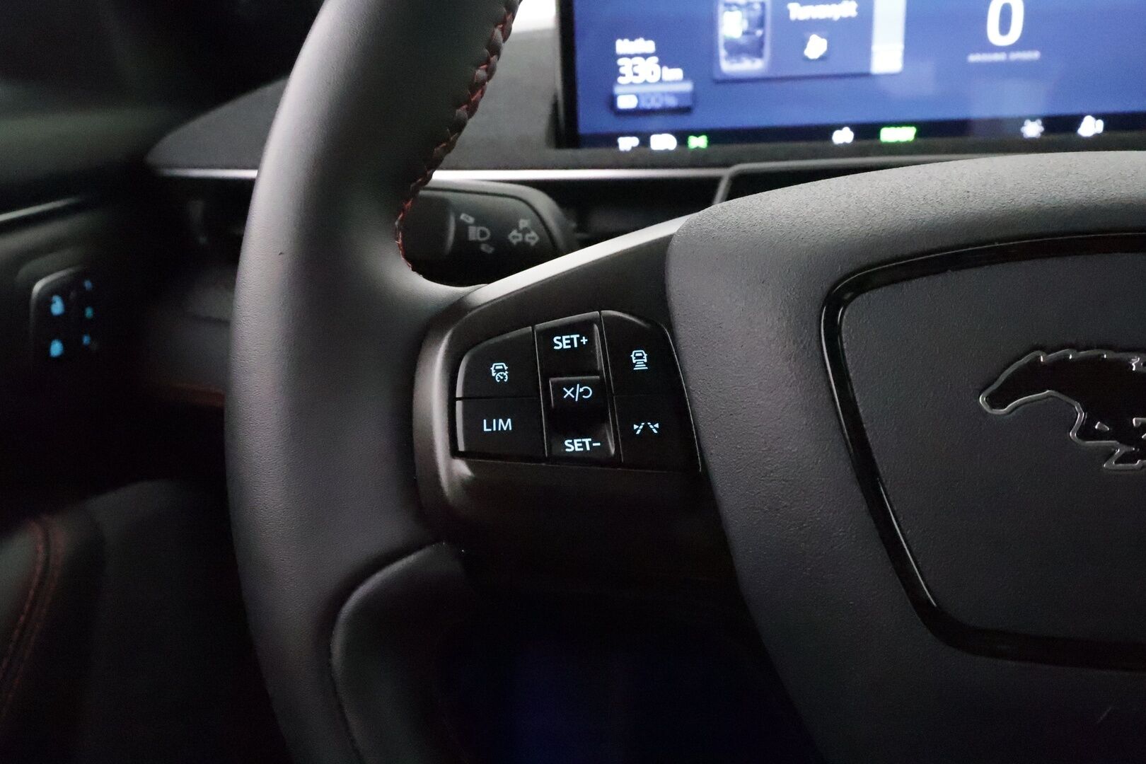 FORD MUSTANG MACH-E 2022 AWD ** Lasikatto / Adapt.Vakkari / 360° Kamera / LED-valot / Muistipenkki / Bang&Olufsen / Navi / Kaistavahti ** - 3,99 % KORKOTARJOUS TÄHÄN AUTOON - Merkkihuollettu / 2x Renkaat