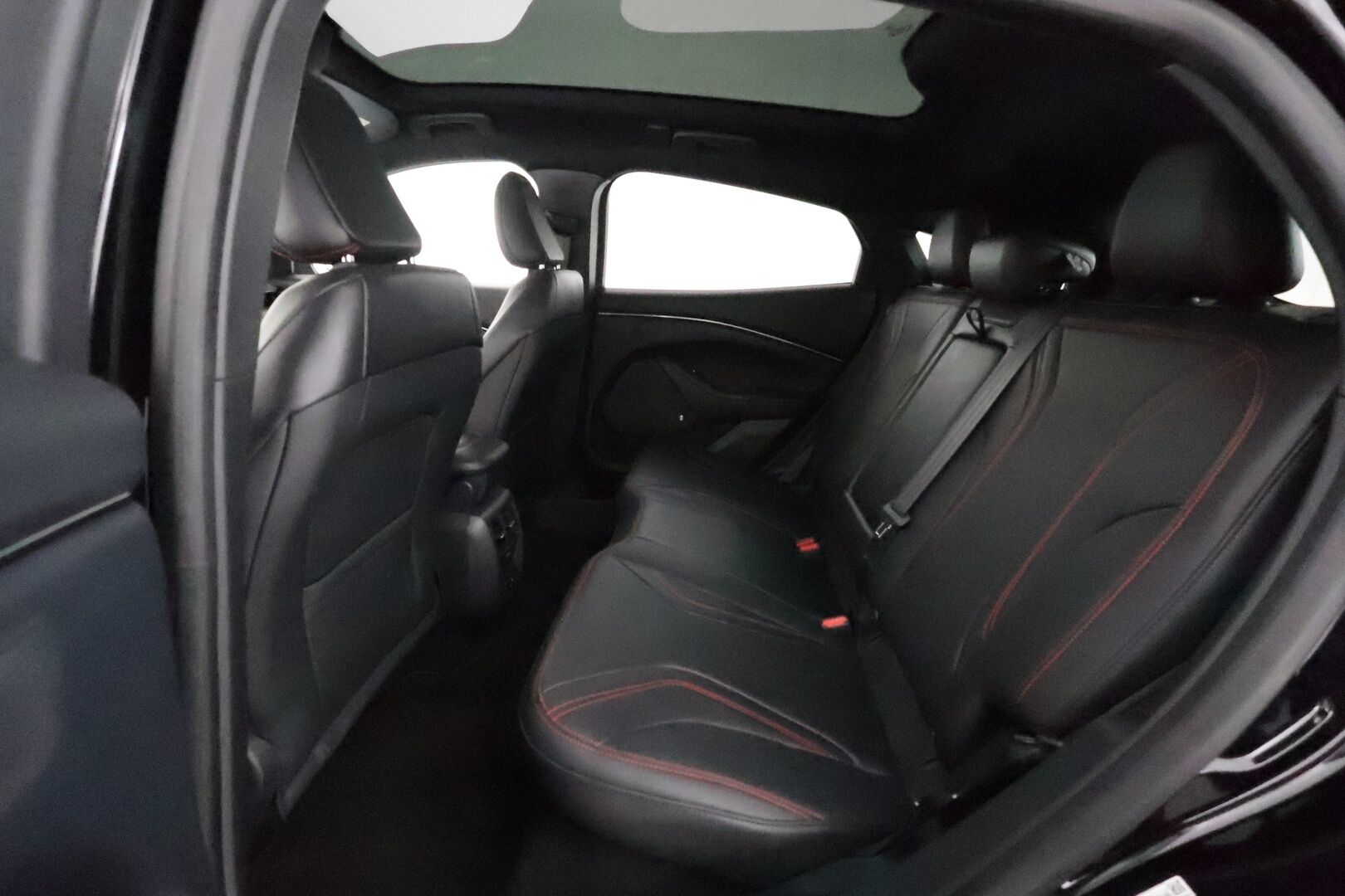 FORD MUSTANG MACH-E 2022 AWD ** Lasikatto / Adapt.Vakkari / 360° Kamera / LED-valot / Muistipenkki / Bang&Olufsen / Navi / Kaistavahti ** - 3,99 % KORKOTARJOUS TÄHÄN AUTOON - Merkkihuollettu / 2x Renkaat