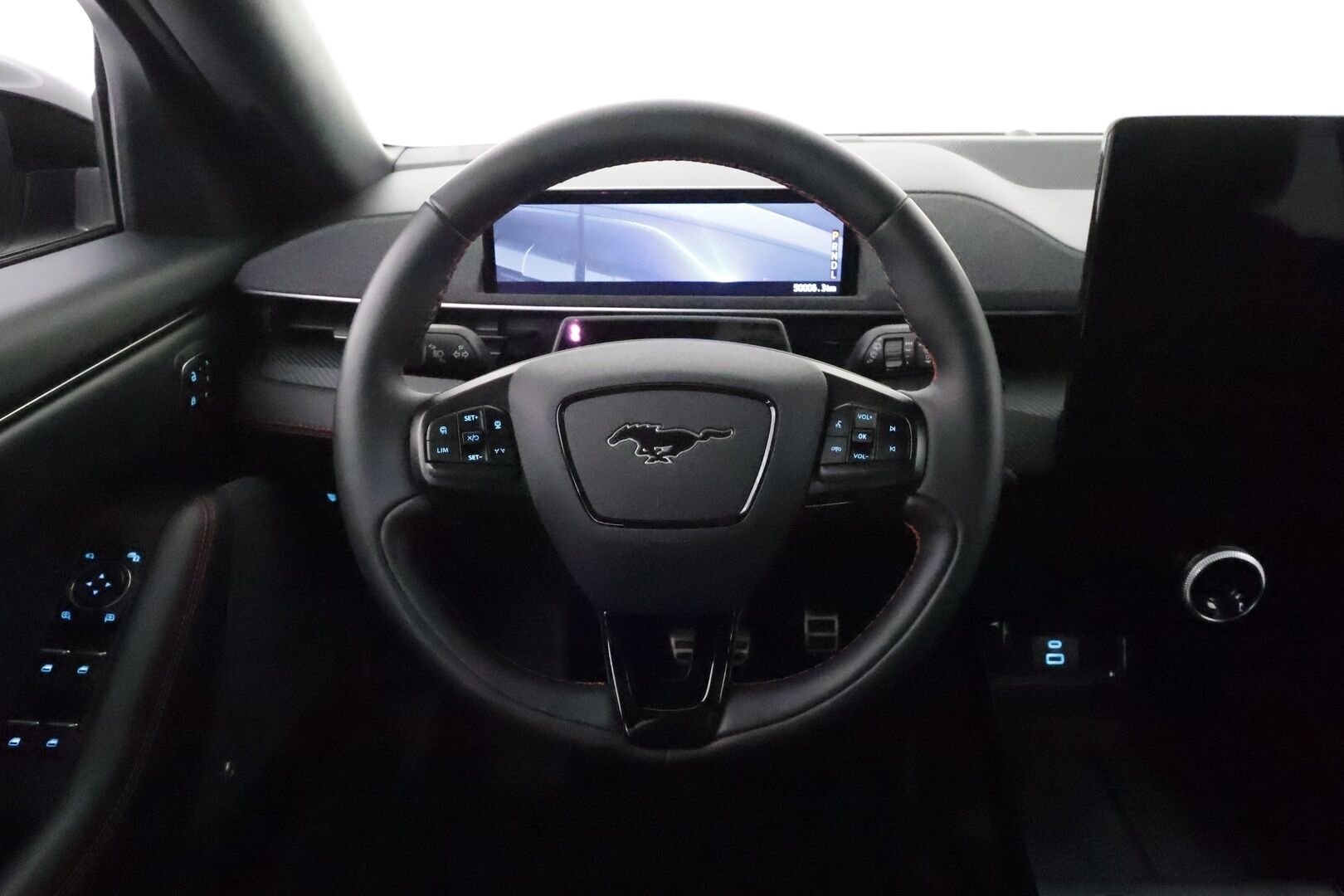 FORD MUSTANG MACH-E 2022 AWD ** Lasikatto / Adapt.Vakkari / 360° Kamera / LED-valot / Muistipenkki / Bang&Olufsen / Navi / Kaistavahti ** - 3,99 % KORKOTARJOUS TÄHÄN AUTOON - Merkkihuollettu / 2x Renkaat