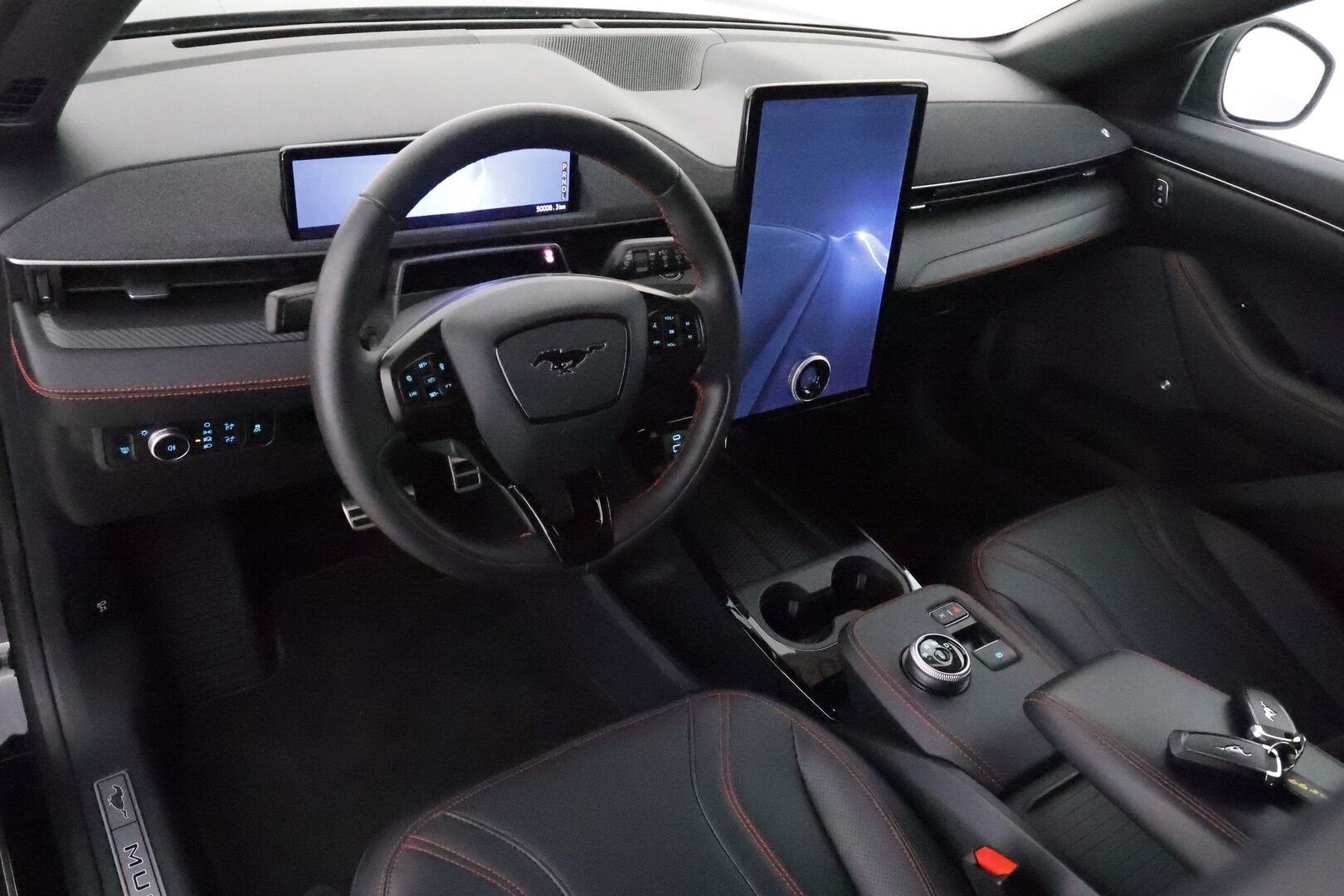 FORD MUSTANG MACH-E 2022 AWD ** Lasikatto / Adapt.Vakkari / 360° Kamera / LED-valot / Muistipenkki / Bang&Olufsen / Navi / Kaistavahti ** - 3,99 % KORKOTARJOUS TÄHÄN AUTOON - Merkkihuollettu / 2x Renkaat