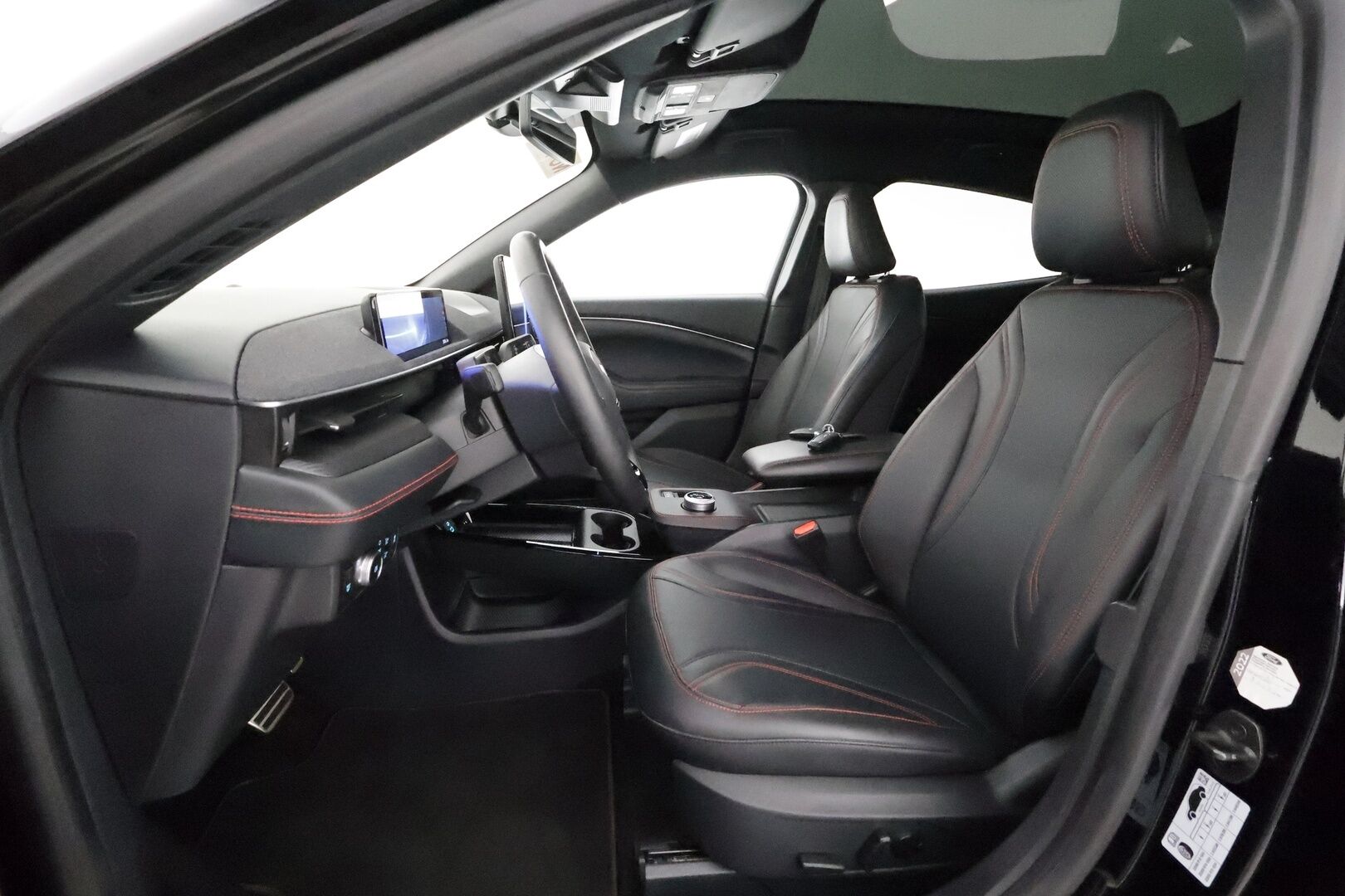 FORD MUSTANG MACH-E 2022 AWD ** Lasikatto / Adapt.Vakkari / 360° Kamera / LED-valot / Muistipenkki / Bang&Olufsen / Navi / Kaistavahti ** - 3,99 % KORKOTARJOUS TÄHÄN AUTOON - Merkkihuollettu / 2x Renkaat