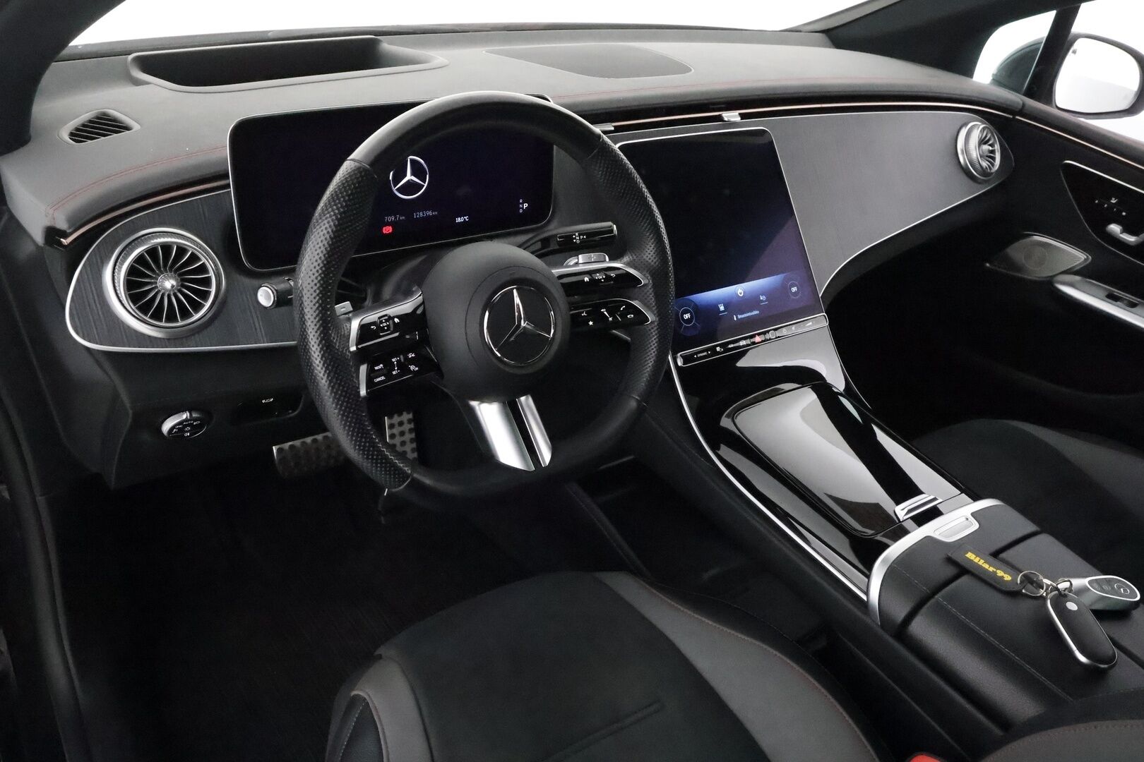 MERCEDES-BENZ EQE 2022 350+ AMG Style ** Digital-LED / Ilma-alusta / Adapt.Vakkari / Panorama / 360° Kamera / HUD / Burmester / KeylessGO ** - 3,99 % KORKOTARJOUS TÄHÄN AUTOON - 2x Renkaat / Akku Kuntotarkistettu!