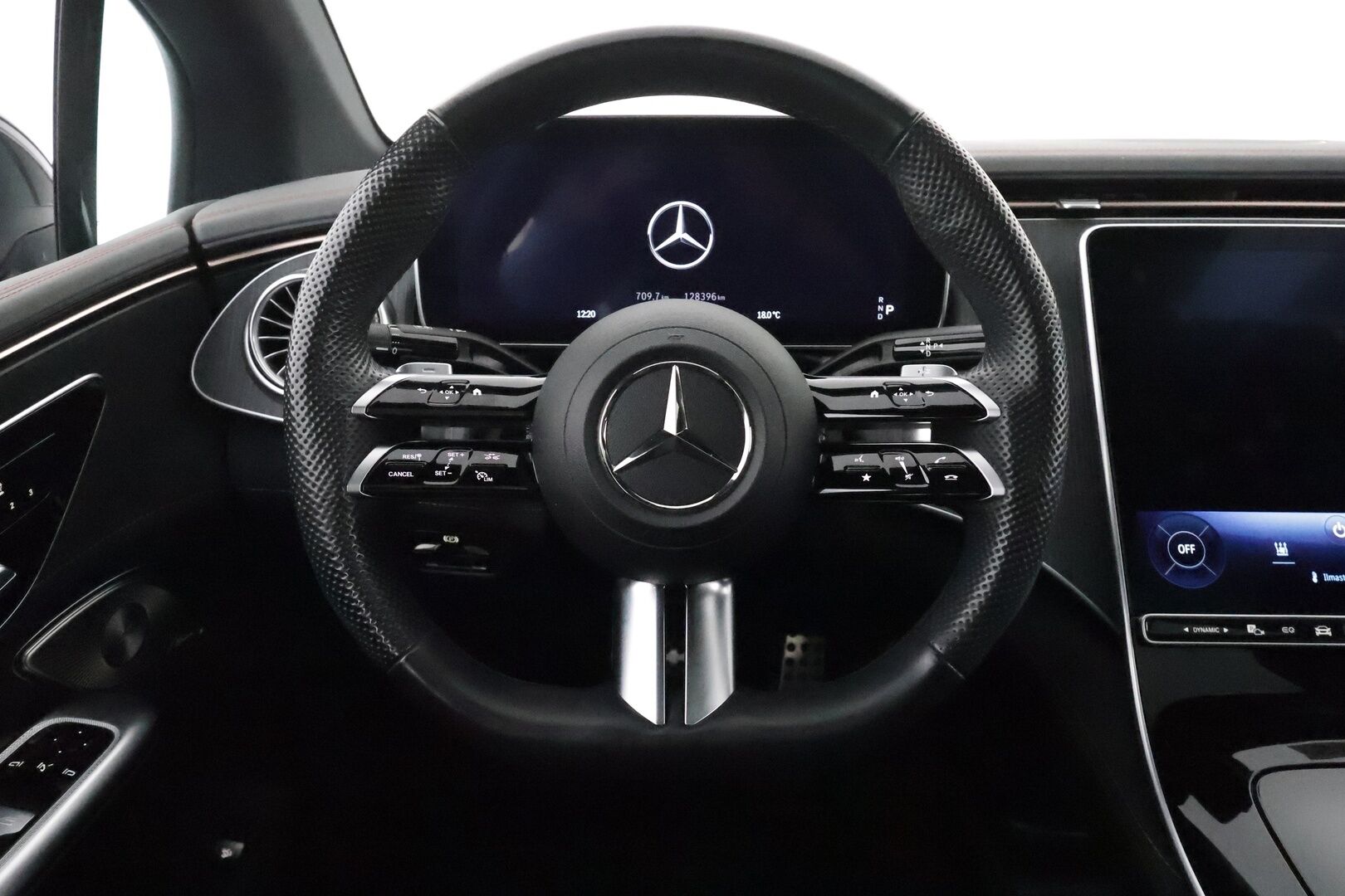 MERCEDES-BENZ EQE 2022 350+ AMG Style ** Digital-LED / Ilma-alusta / Adapt.Vakkari / Panorama / 360° Kamera / HUD / Burmester / KeylessGO ** - 3,99 % KORKOTARJOUS TÄHÄN AUTOON - 2x Renkaat / Akku Kuntotarkistettu!