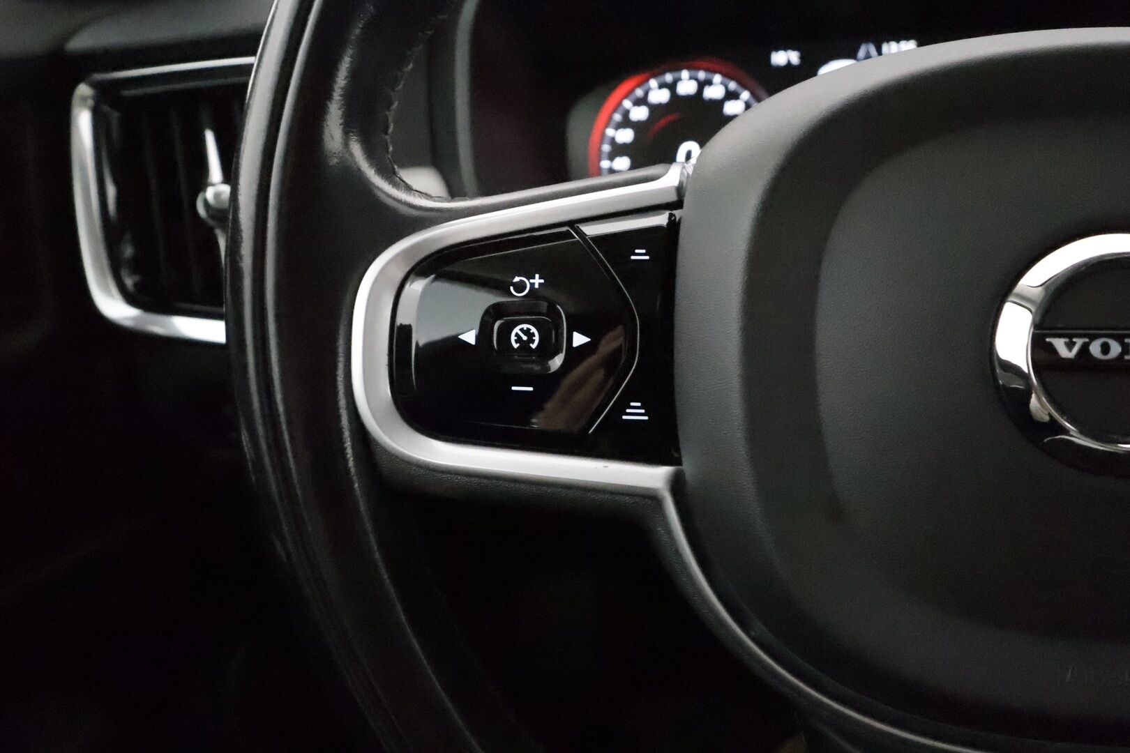 Volvo V90 2021 D4 AWD Momentum Aut. ** Harman&Kardon / Webasto / Adapt.vakkari / Koukku / P-Kamera / Puolinahat ** - 3,99 % KORKOTARJOUS TÄHÄN AUTOON - Merkkiliikkeen huoltokirja / Kahdet renkaat