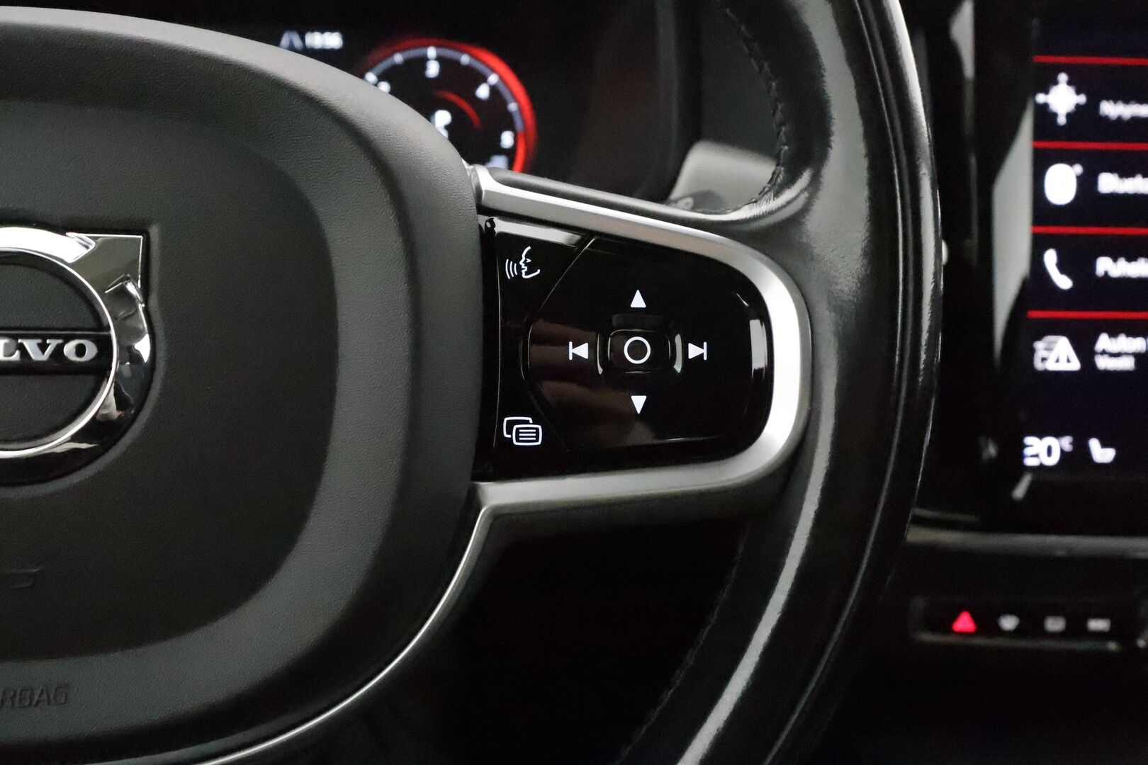 Volvo V90 2021 D4 AWD Momentum Aut. ** Harman&Kardon / Webasto / Adapt.vakkari / Koukku / P-Kamera / Puolinahat ** - 3,99 % KORKOTARJOUS TÄHÄN AUTOON - Merkkiliikkeen huoltokirja / Kahdet renkaat