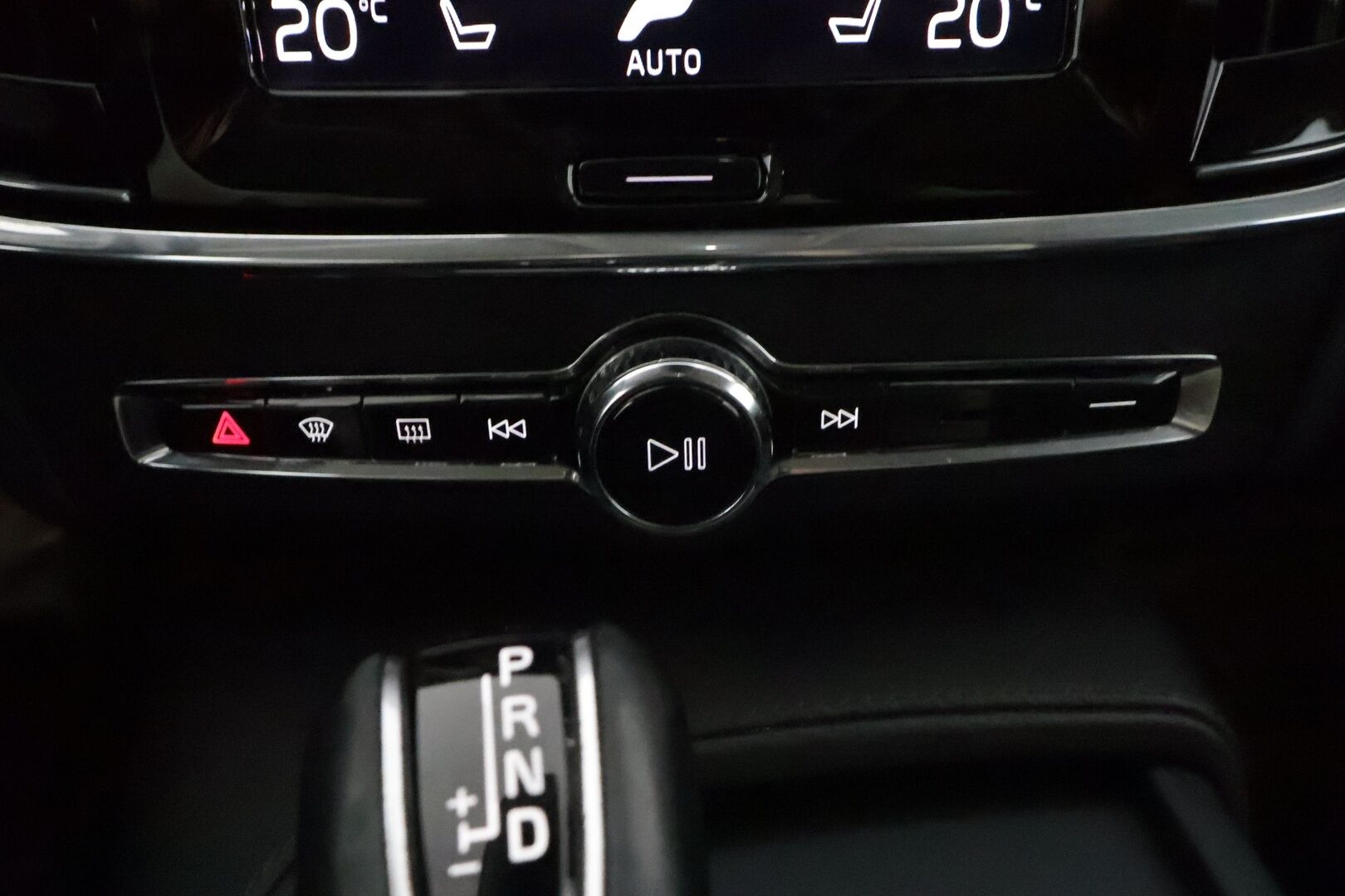 Volvo V90 2021 D4 AWD Momentum Aut. ** Harman&Kardon / Webasto / Adapt.vakkari / Koukku / P-Kamera / Puolinahat ** - 3,99 % KORKOTARJOUS TÄHÄN AUTOON - Merkkiliikkeen huoltokirja / Kahdet renkaat