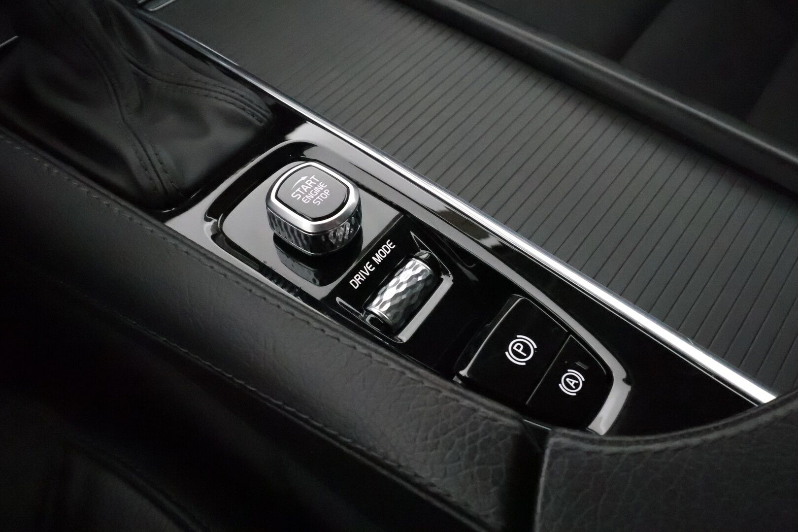 Volvo V90 2021 D4 AWD Momentum Aut. ** Harman&Kardon / Webasto / Adapt.vakkari / Koukku / P-Kamera / Puolinahat ** - 3,99 % KORKOTARJOUS TÄHÄN AUTOON - Merkkiliikkeen huoltokirja / Kahdet renkaat