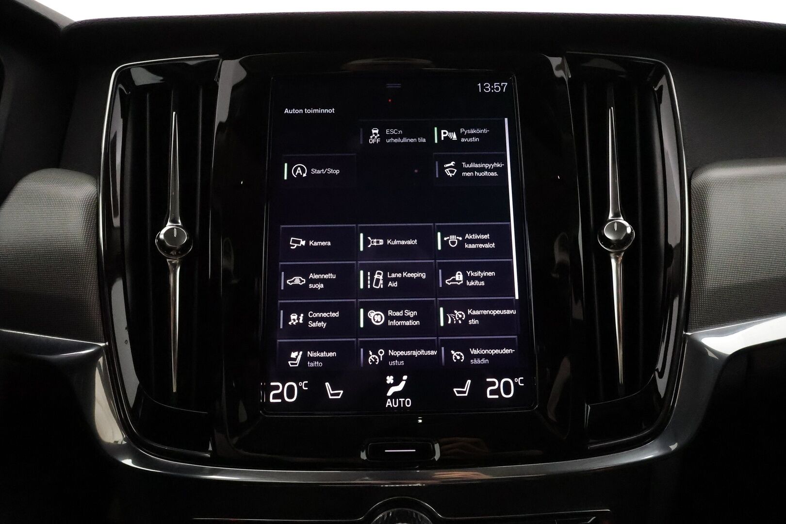 Volvo V90 2021 D4 AWD Momentum Aut. ** Harman&Kardon / Webasto / Adapt.vakkari / Koukku / P-Kamera / Puolinahat ** - 3,99 % KORKOTARJOUS TÄHÄN AUTOON - Merkkiliikkeen huoltokirja / Kahdet renkaat