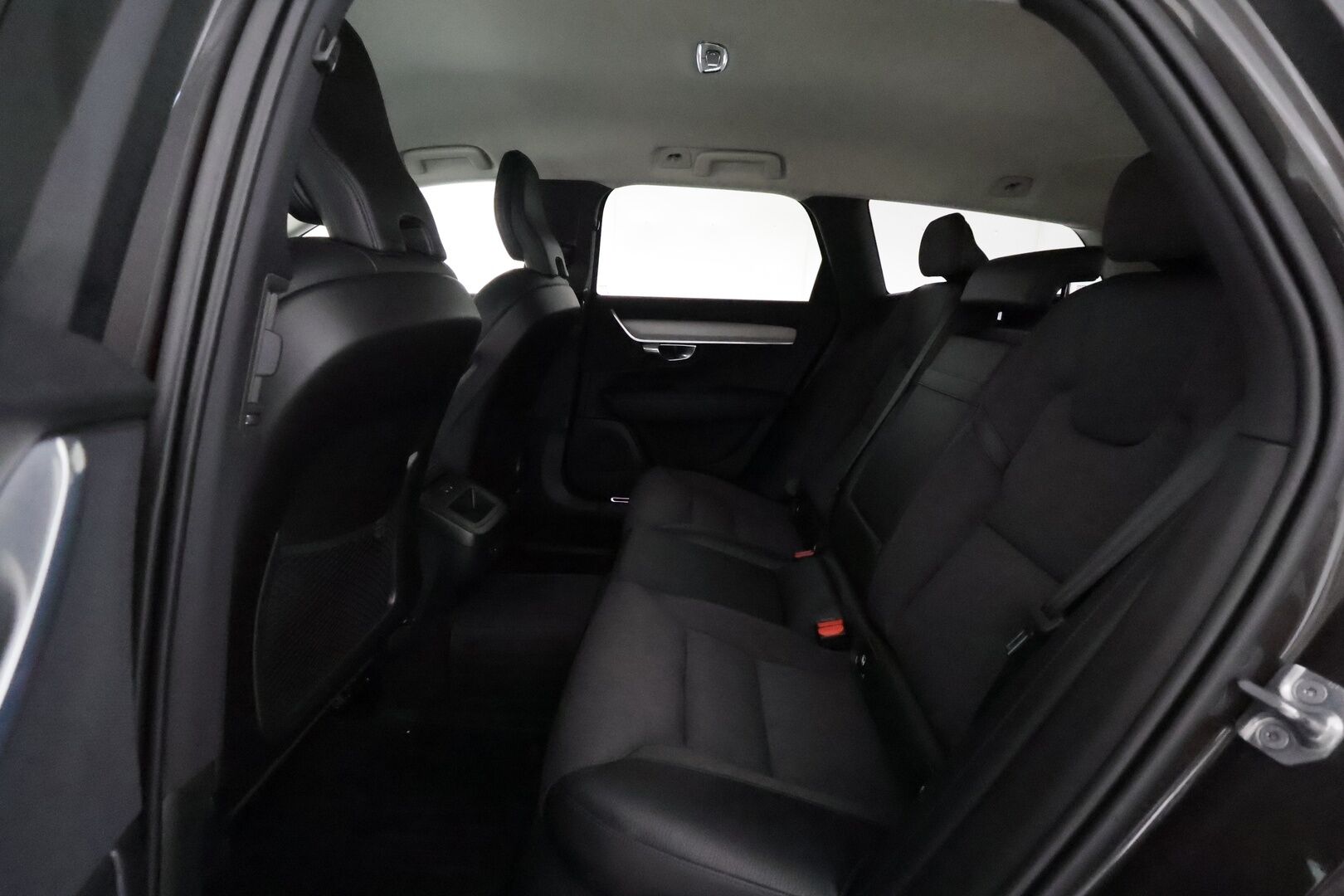 Volvo V90 2021 D4 AWD Momentum Aut. ** Harman&Kardon / Webasto / Adapt.vakkari / Koukku / P-Kamera / Puolinahat ** - 3,99 % KORKOTARJOUS TÄHÄN AUTOON - Merkkiliikkeen huoltokirja / Kahdet renkaat