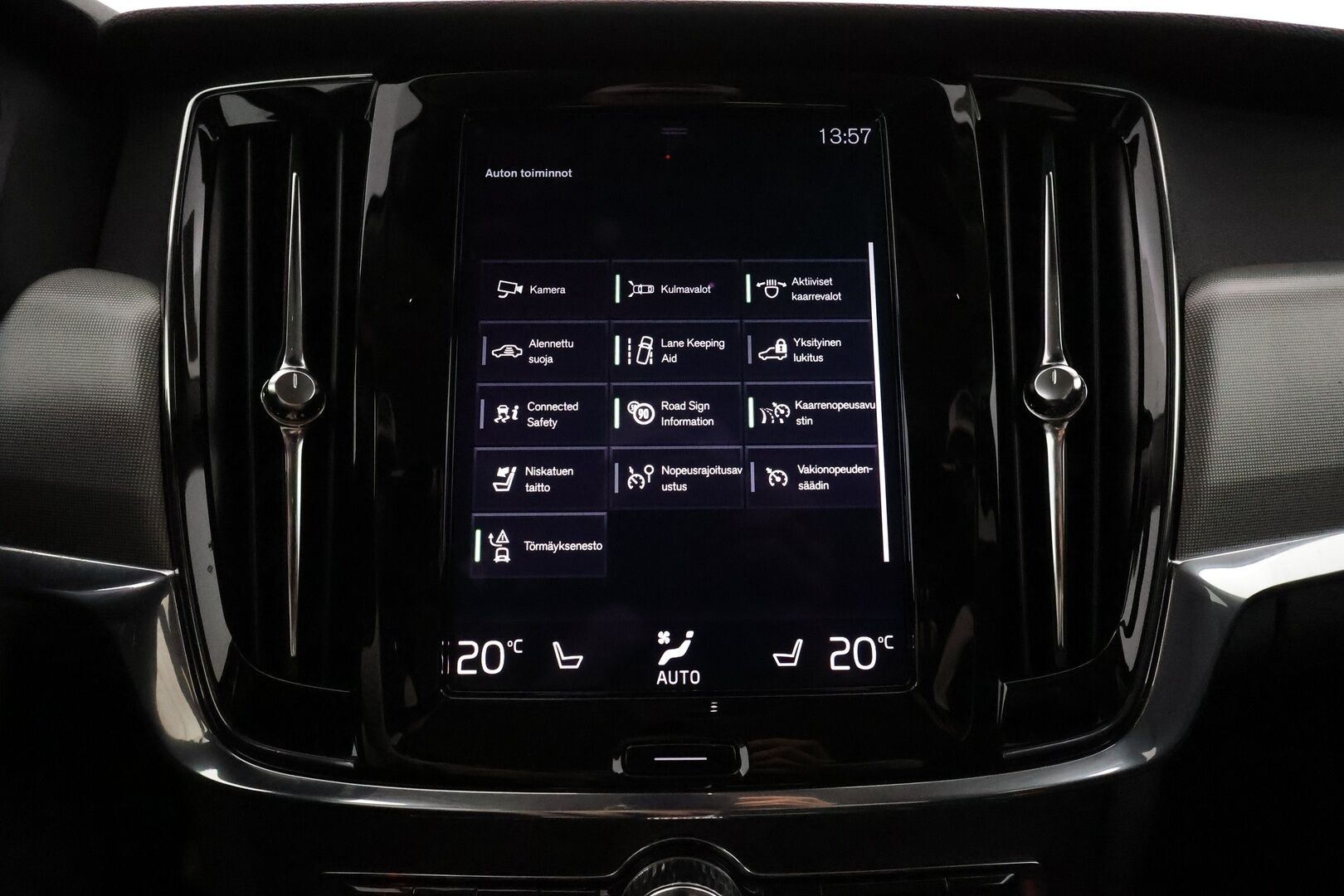 Volvo V90 2021 D4 AWD Momentum Aut. ** Harman&Kardon / Webasto / Adapt.vakkari / Koukku / P-Kamera / Puolinahat ** - 3,99 % KORKOTARJOUS TÄHÄN AUTOON - Merkkiliikkeen huoltokirja / Kahdet renkaat