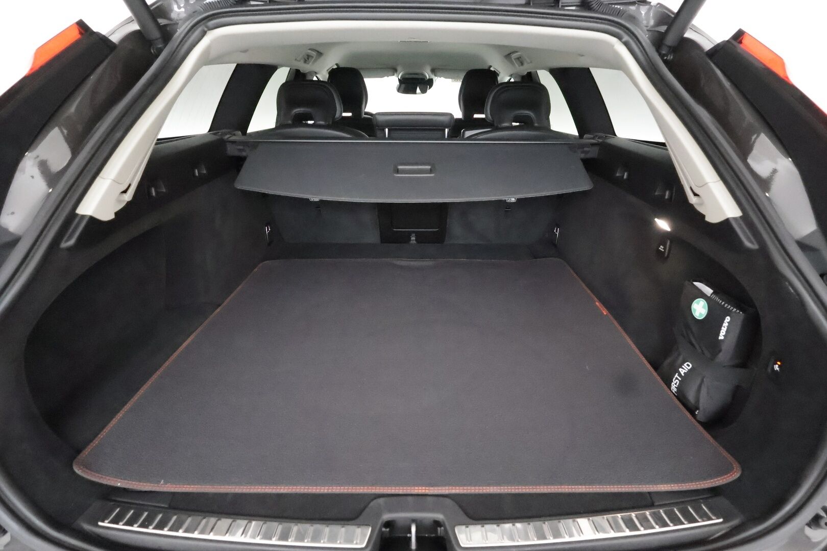 Volvo V90 2021 D4 AWD Momentum Aut. ** Harman&Kardon / Webasto / Adapt.vakkari / Koukku / P-Kamera / Puolinahat ** - 3,99 % KORKOTARJOUS TÄHÄN AUTOON - Merkkiliikkeen huoltokirja / Kahdet renkaat