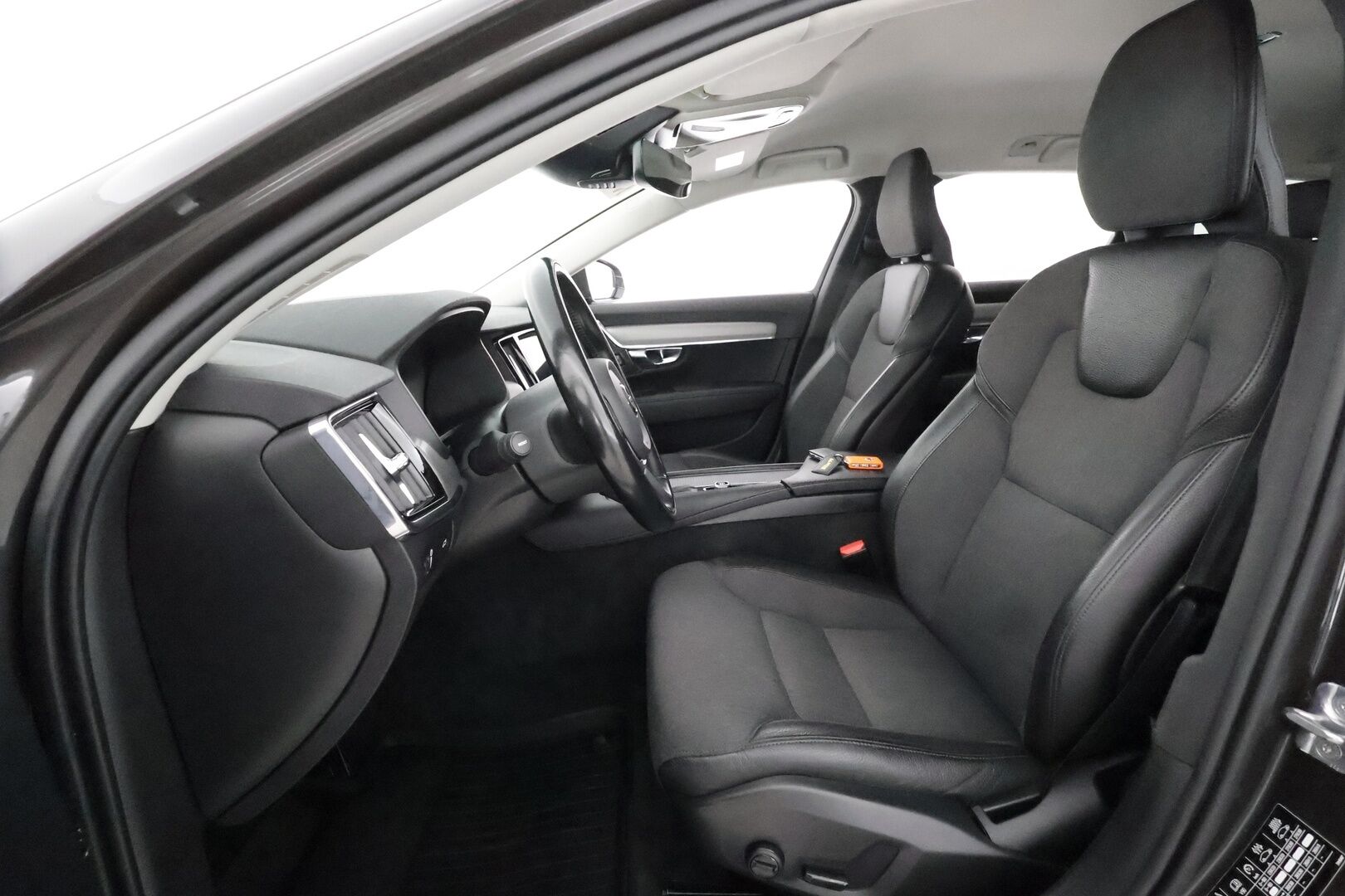 Volvo V90 2021 D4 AWD Momentum Aut. ** Harman&Kardon / Webasto / Adapt.vakkari / Koukku / P-Kamera / Puolinahat ** - 3,99 % KORKOTARJOUS TÄHÄN AUTOON - Merkkiliikkeen huoltokirja / Kahdet renkaat