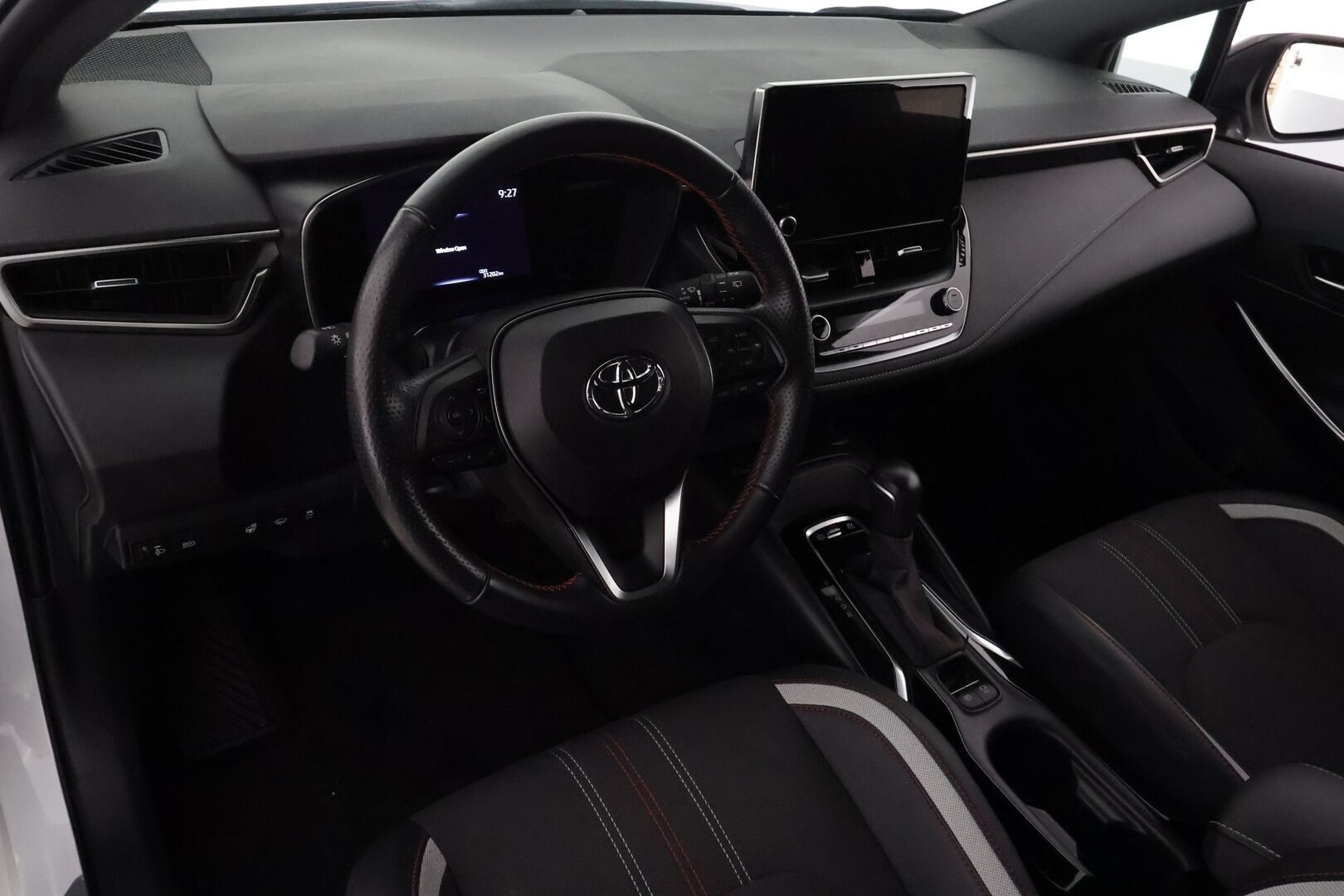 TOYOTA COROLLA 2022 Hatchback 1,8 Hybrid GR Sport ** Adapt.vakkari / P-Kamera / LED / Digimittaristo / Ratinlämmitin / Lohkolämmitin **