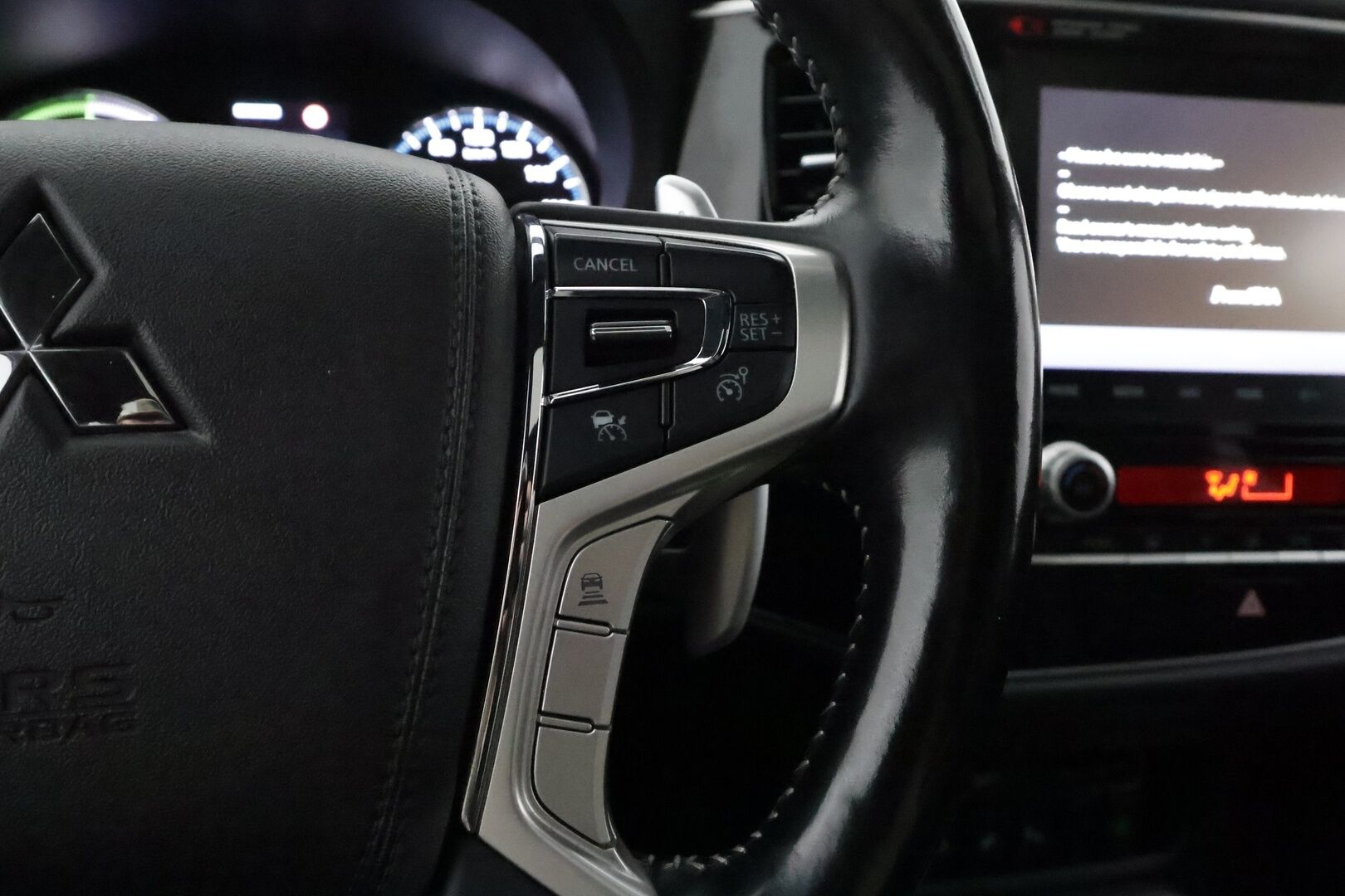 MITSUBISHI OUTLANDER PHEV 2020 Business X 4WD S-Edition 5P **Adapt. vakkari / Timanttinahat / Kattoluukku / Vetokoukku / 360 Kamera / Keyless** - *BLIS / Navigointi / LED / Ratinlämmitin / 2x renkaat aluilla*