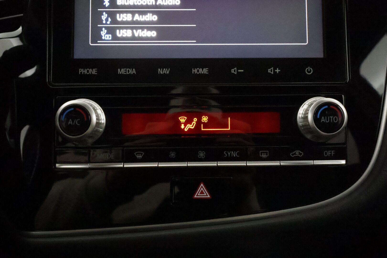 MITSUBISHI OUTLANDER PHEV 2020 Business X 4WD S-Edition 5P **Adapt. vakkari / Timanttinahat / Kattoluukku / Vetokoukku / 360 Kamera / Keyless** - *BLIS / Navigointi / LED / Ratinlämmitin / 2x renkaat aluilla*