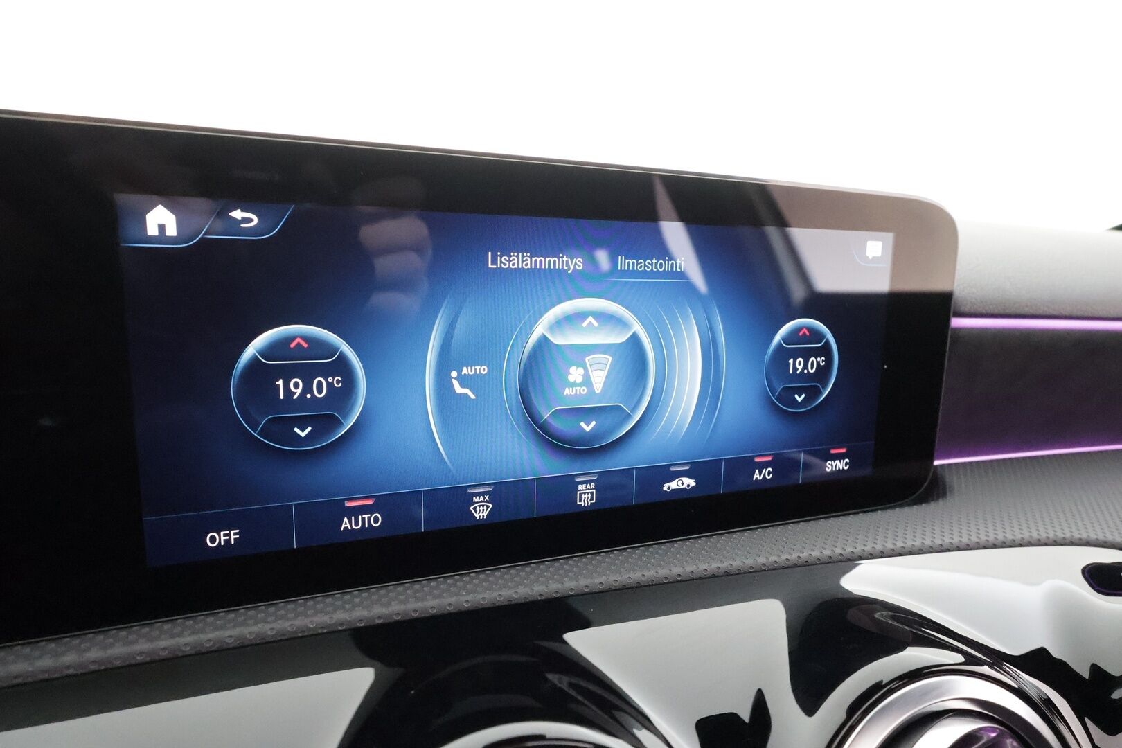 Mercedes-Benz A 2022 200 d 4MATIC A Business AMG * Webasto / Panorama / Muistipenkit / Multibeam / Koukkku / Keyless / P.kamera / Widescreen * - Kahdet renkaat aluvanteilla / Merkkihuollettu / Huippuvarusteet