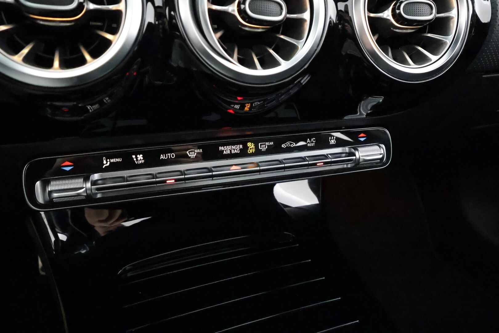 Mercedes-Benz A 2022 200 d 4MATIC A Business AMG * Webasto / Panorama / Muistipenkit / Multibeam / Koukkku / Keyless / P.kamera / Widescreen * - Kahdet renkaat aluvanteilla / Merkkihuollettu / Huippuvarusteet