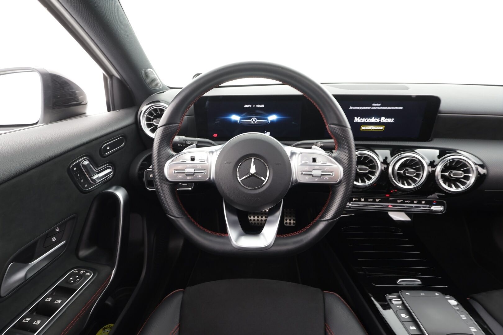 Mercedes-Benz A 2022 200 d 4MATIC A Business AMG * Webasto / Panorama / Muistipenkit / Multibeam / Koukkku / Keyless / P.kamera / Widescreen * - Kahdet renkaat aluvanteilla / Merkkihuollettu / Huippuvarusteet