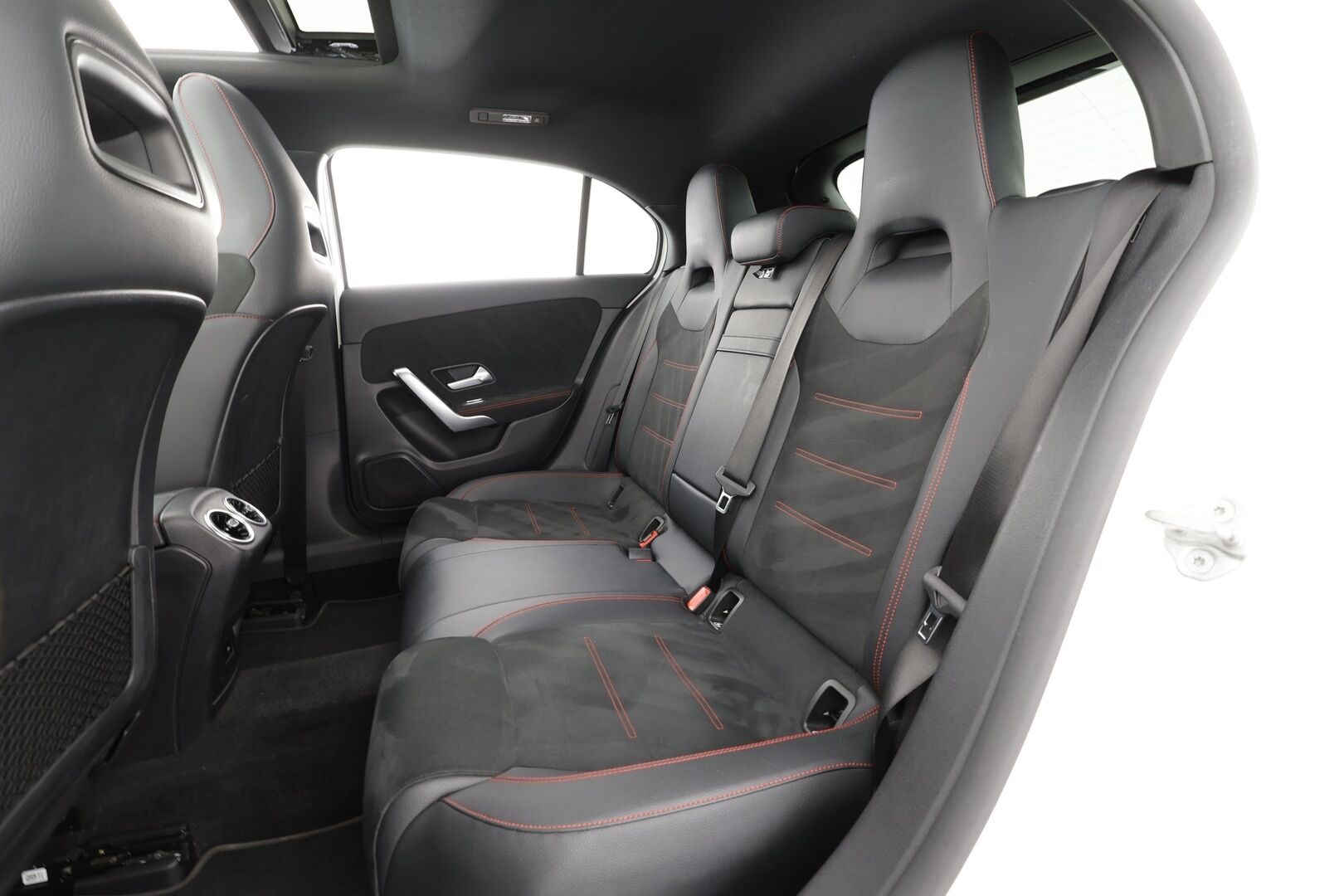 Mercedes-Benz A 2022 200 d 4MATIC A Business AMG * Webasto / Panorama / Muistipenkit / Multibeam / Koukkku / Keyless / P.kamera / Widescreen * - Kahdet renkaat aluvanteilla / Merkkihuollettu / Huippuvarusteet