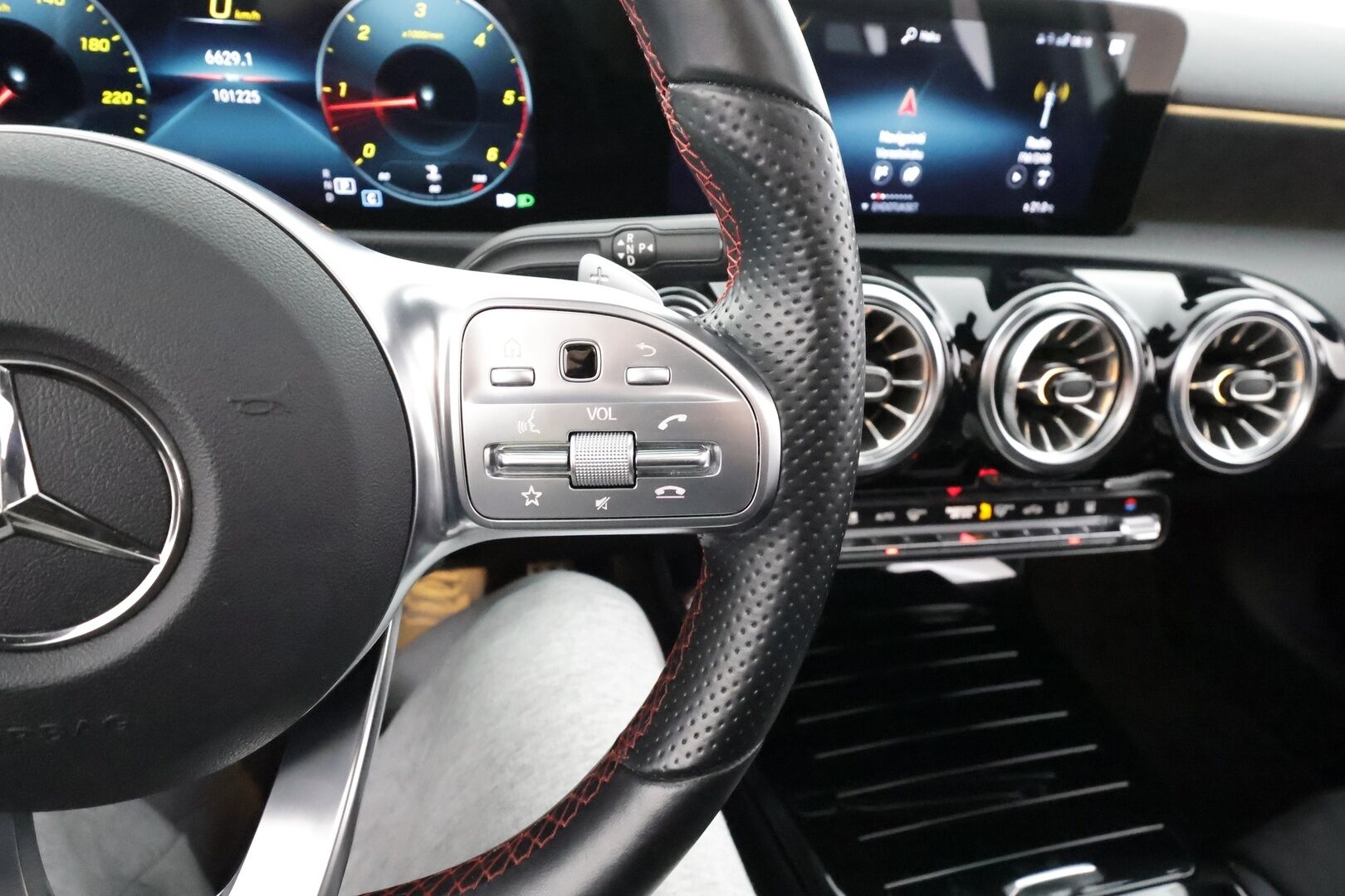 Mercedes-Benz A 2022 200 d 4MATIC A Business AMG * Webasto / Panorama / Muistipenkit / Multibeam / Koukkku / Keyless / P.kamera / Widescreen * - Kahdet renkaat aluvanteilla / Merkkihuollettu / Huippuvarusteet