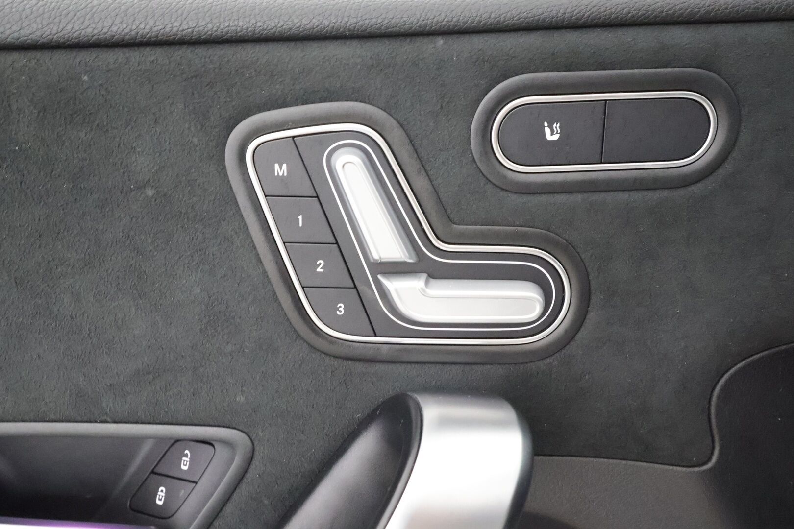 Mercedes-Benz A 2022 200 d 4MATIC A Business AMG * Webasto / Panorama / Muistipenkit / Multibeam / Koukkku / Keyless / P.kamera / Widescreen * - Kahdet renkaat aluvanteilla / Merkkihuollettu / Huippuvarusteet