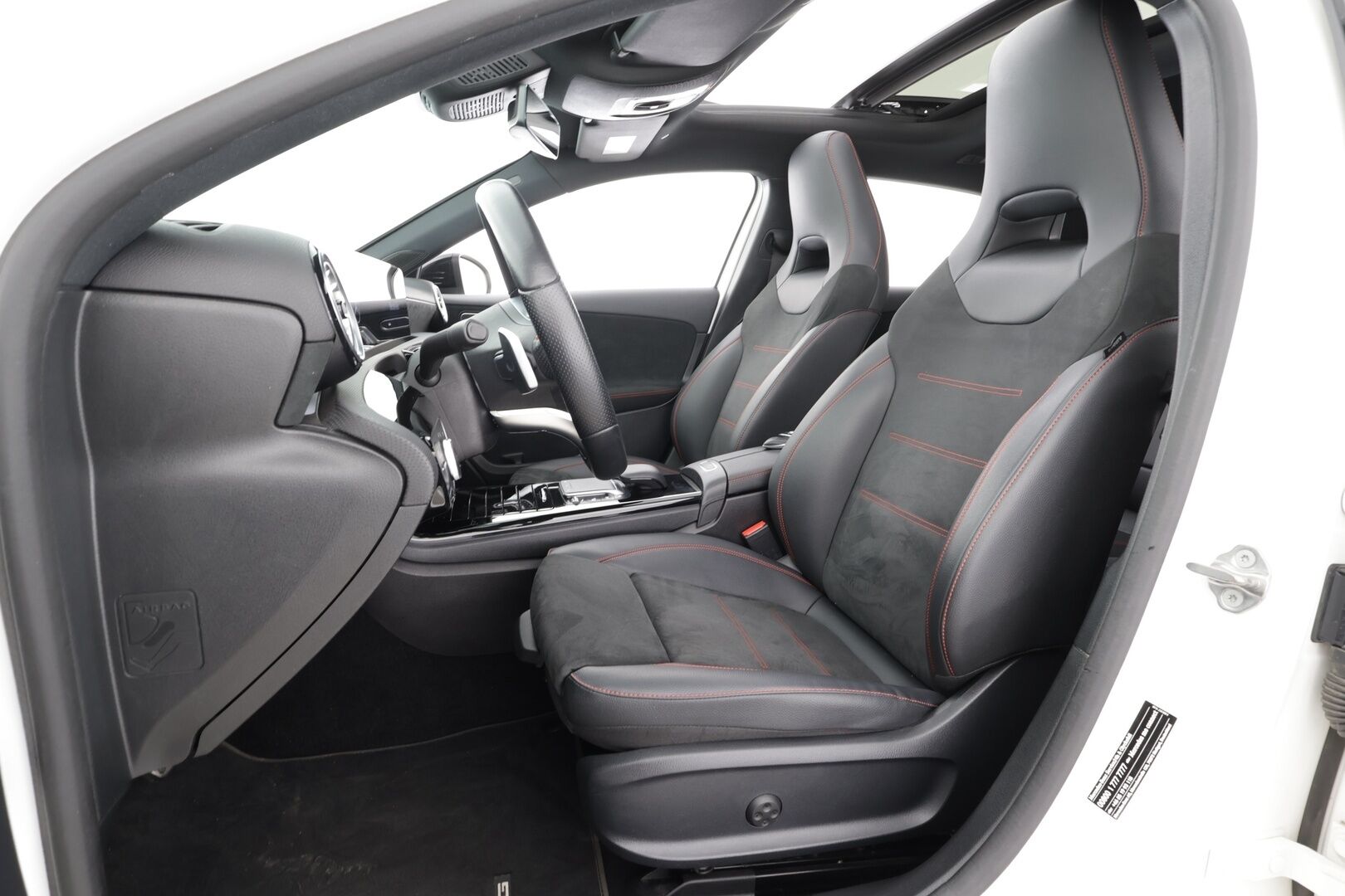 Mercedes-Benz A 2022 200 d 4MATIC A Business AMG * Webasto / Panorama / Muistipenkit / Multibeam / Koukkku / Keyless / P.kamera / Widescreen * - Kahdet renkaat aluvanteilla / Merkkihuollettu / Huippuvarusteet