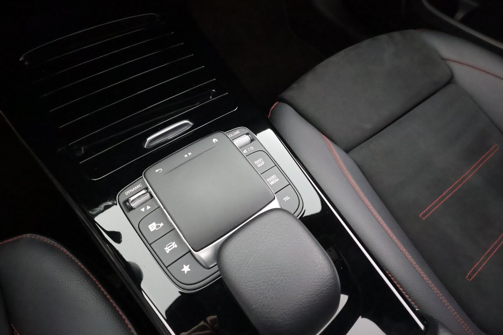 Mercedes-Benz A 2022 200 d 4MATIC A Business AMG * Webasto / Panorama / Muistipenkit / Multibeam / Koukkku / Keyless / P.kamera / Widescreen * - Kahdet renkaat aluvanteilla / Merkkihuollettu / Huippuvarusteet