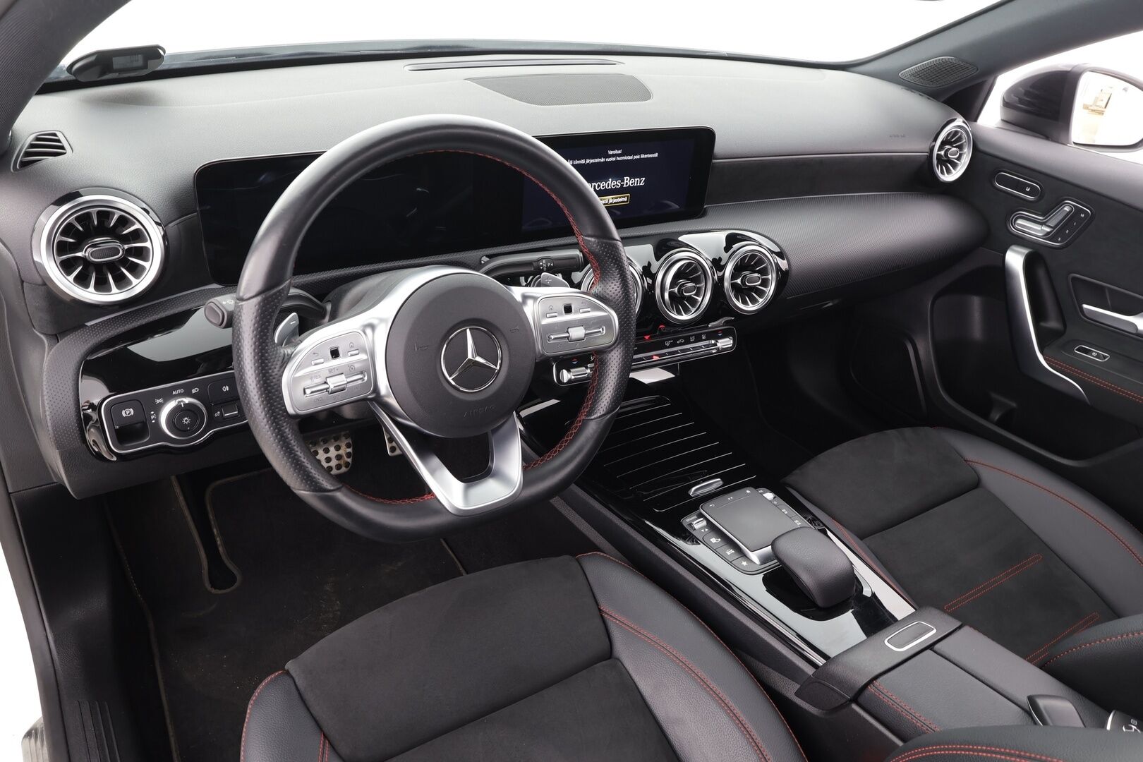 Mercedes-Benz A 2022 200 d 4MATIC A Business AMG * Webasto / Panorama / Muistipenkit / Multibeam / Koukkku / Keyless / P.kamera / Widescreen * - Kahdet renkaat aluvanteilla / Merkkihuollettu / Huippuvarusteet