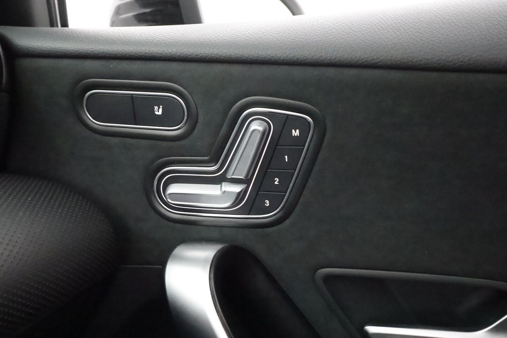 Mercedes-Benz A 2022 200 d 4MATIC A Business AMG * Webasto / Panorama / Muistipenkit / Multibeam / Koukkku / Keyless / P.kamera / Widescreen * - Kahdet renkaat aluvanteilla / Merkkihuollettu / Huippuvarusteet