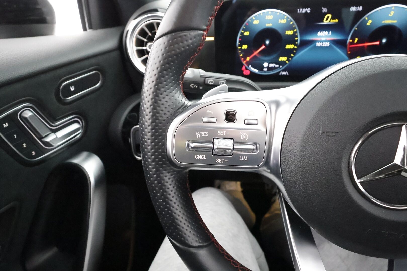 Mercedes-Benz A 2022 200 d 4MATIC A Business AMG * Webasto / Panorama / Muistipenkit / Multibeam / Koukkku / Keyless / P.kamera / Widescreen * - Kahdet renkaat aluvanteilla / Merkkihuollettu / Huippuvarusteet