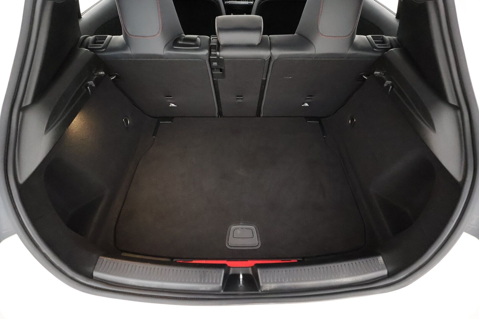 Mercedes-Benz A 2022 200 d 4MATIC A Business AMG * Webasto / Panorama / Muistipenkit / Multibeam / Koukkku / Keyless / P.kamera / Widescreen * - Kahdet renkaat aluvanteilla / Merkkihuollettu / Huippuvarusteet