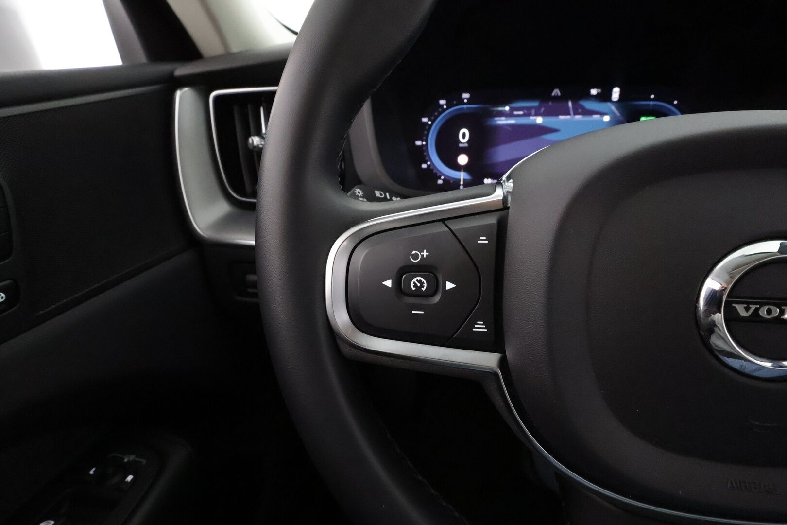 Volvo XC60 2022 T6 TwE AWD Business Inscription Expression aut * ACC / 360° / LED / Navi / Muistipenkki / Koukku / Panorama / Facelift * - Akku kuntotarkastettu / Kahdet renkaat aluvanteilla / Merkkihuollettu